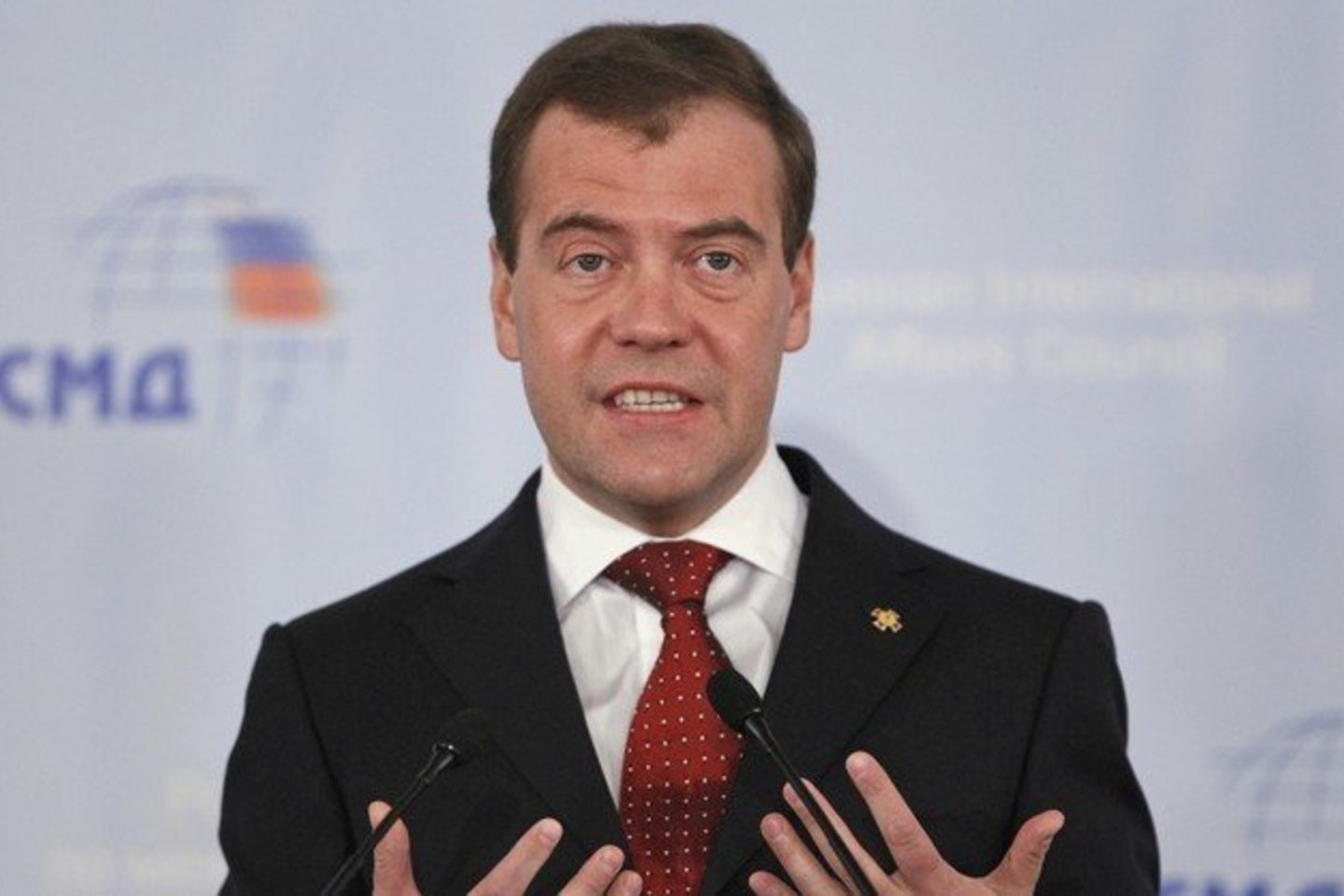 D. Medvedevas pridūrė, kad norėtų, jog „Sirijos žmonės, o ne gerbiami valstybių vadovai, priimtų sprendimus dėl Sirijos likimo“.