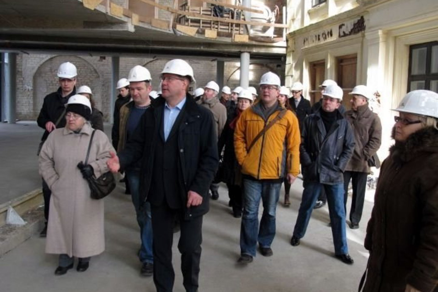Statybų aikštele virtusį teatro pastatą panoro apžiūrėti ir aktoriai, ir ištikimi gerbėjai.