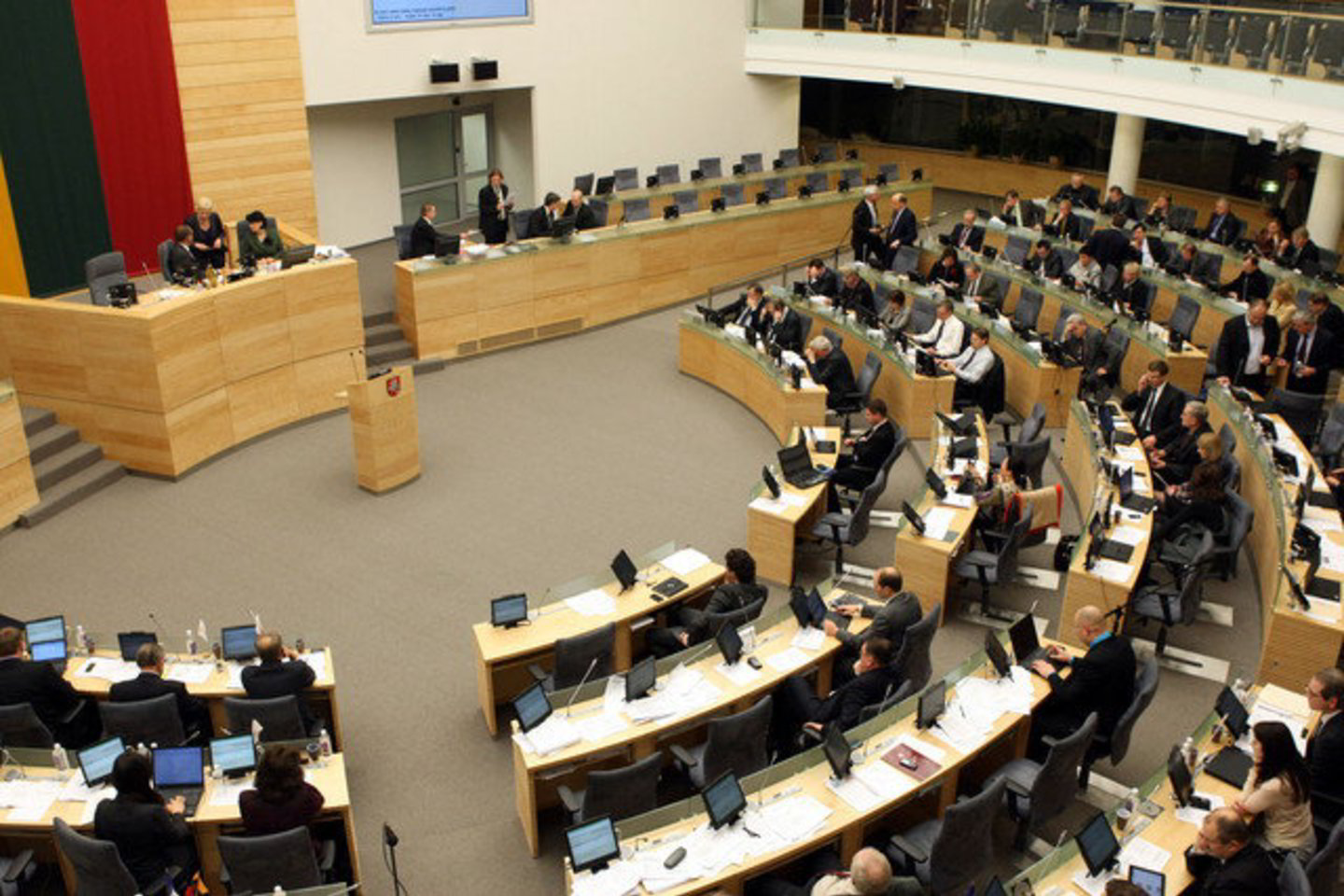 Už tokias pataisas balsavo 40 parlamentarų, 11 buvo prieš, 30 susilaikė, projektas grąžintas iniciatoriams tobulinti.
