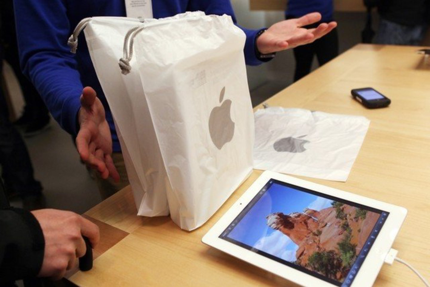 „Apple“ Kinijoje taip pat yra įsipainiojusi į teisinius mūšius dėl intelektinės nuosavybės teisių ir prastų darbo sąlygų.
