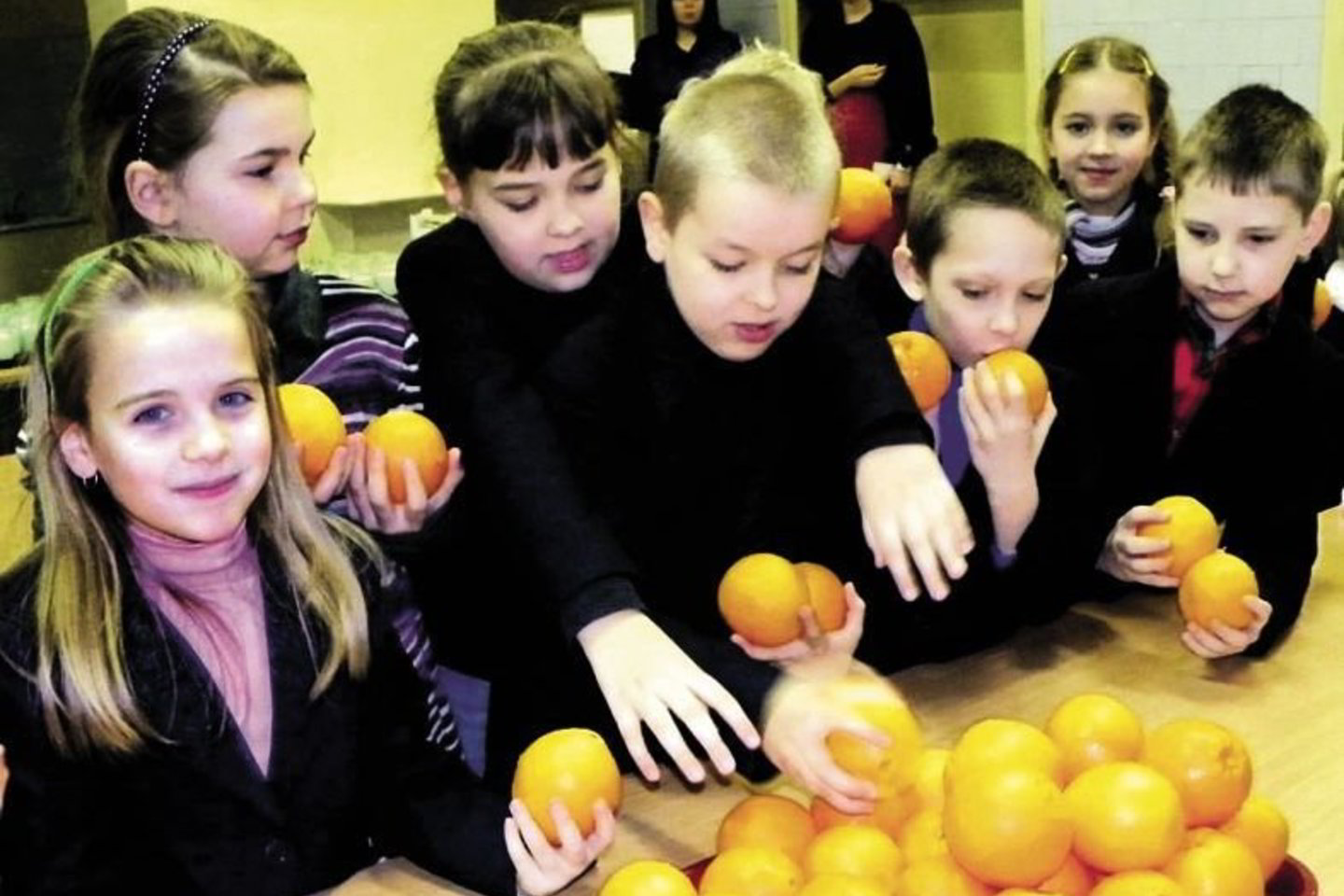 Kauno rajono švietimo įstaigose visi pradinukai, ikimokyklinukai, priešmokyklinukai gauna nemokamai dalijamus vaisius, daržoves, pieno produktus. Deja, vaikai citrusinį vaisių gauna dažniau nei lietuvišką obuolį.
