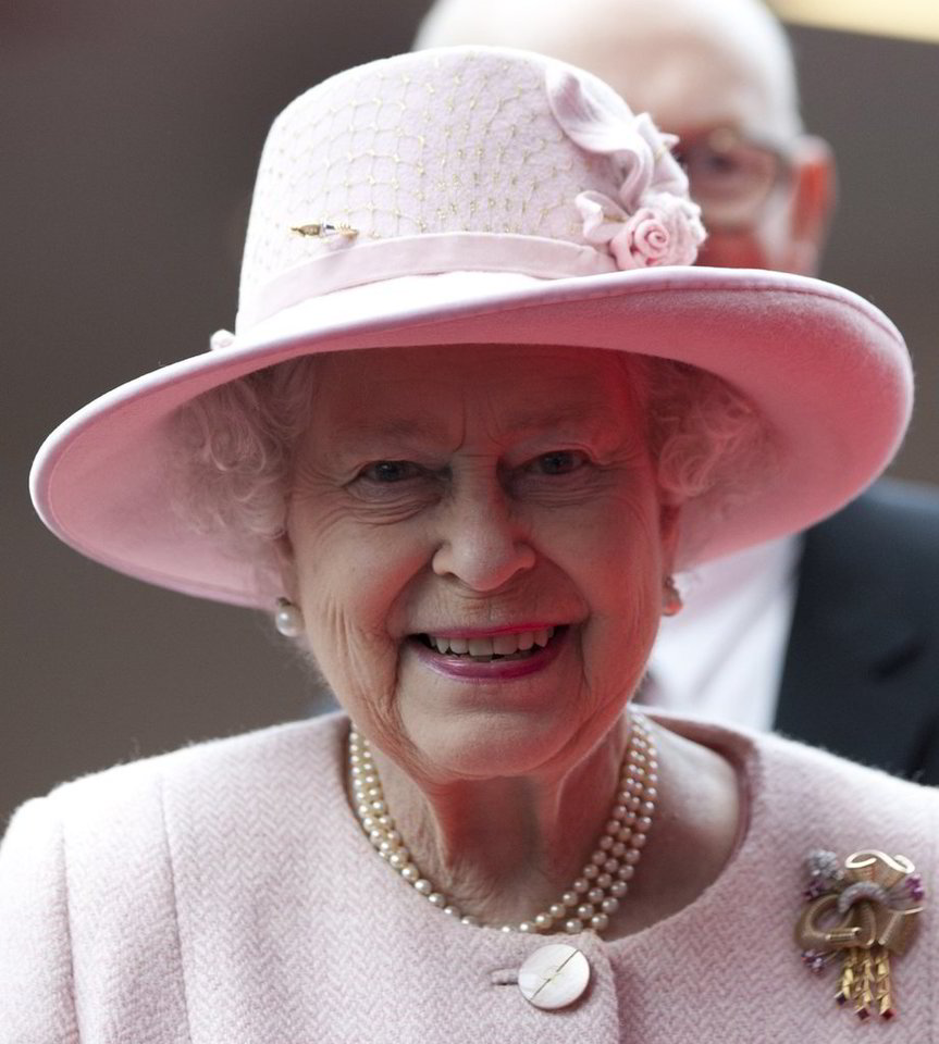 Dokumente, suteikiančiame teisę važiuoti miesto visuomeniniu transportu, pavaizduota pati monarchė Elizabeth II.