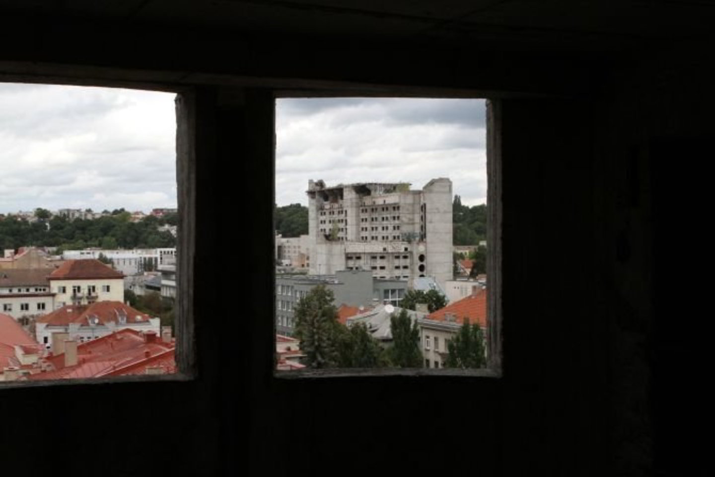 "Dabar visoje Lietuvoje stovi griuvėsiai, įvairių fermų pastatai, gamyklos miestų centruose. Niekas nesirūpina, nes mokestis simbolinis. Tikrai reikia pritarti ir netgi didinti. O savivaldybės, kurios dejuoja, kad neturi lėšų, galėtų būti griežtesnės. Jos gautų daugiau pajamų ir būtų dviguba nauda“, - tikino P. Luomanas.