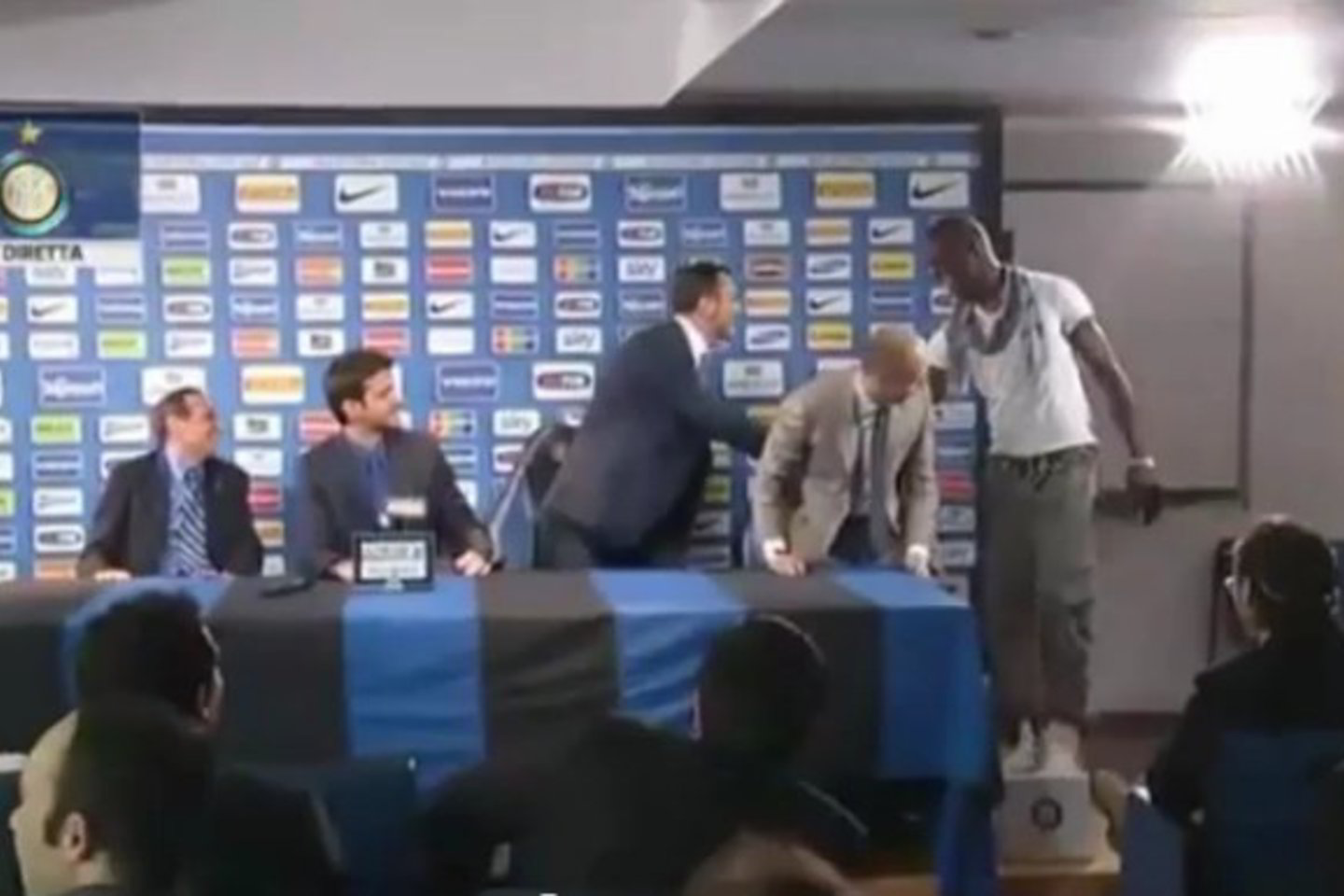 M. Balotelli sudrumstė spaudos konferenciją.