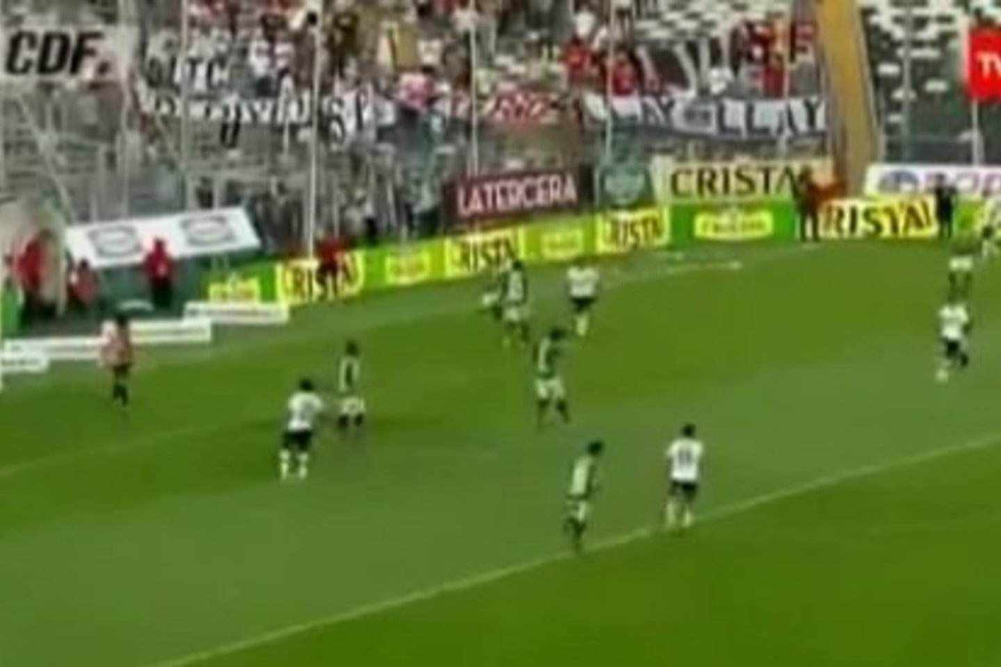 Žemės drebėjimo metu teisėjai ir futbolininkai toliau dirbo savo darbą.