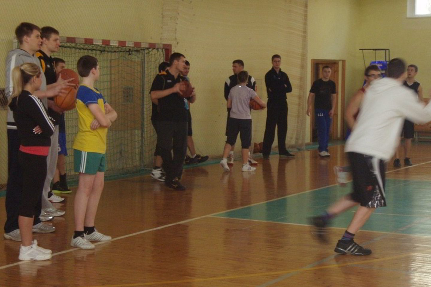 Studentai sportavo su profesionaliais krepšininkais.