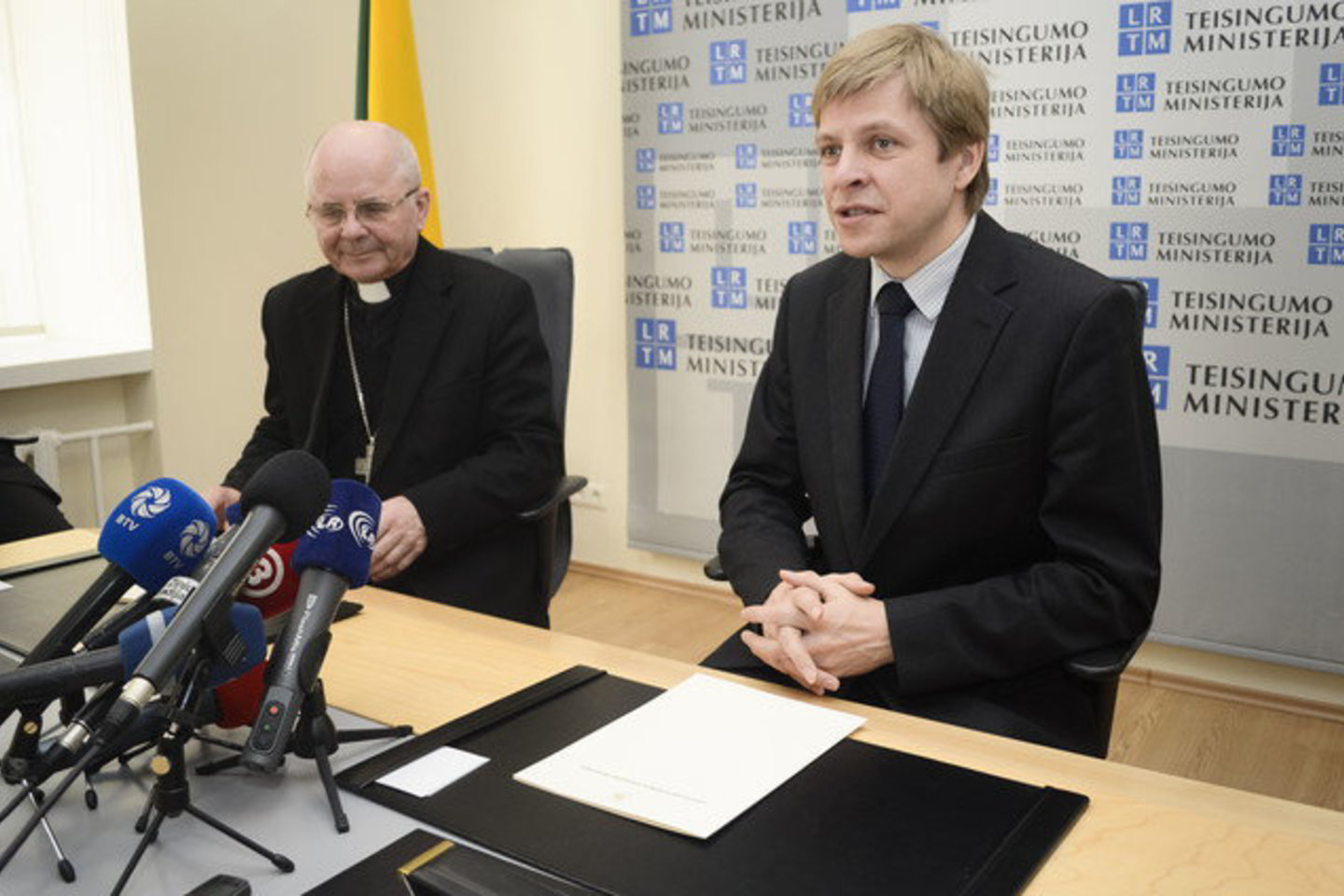 Teisingumo ministras Remigijus Šimašius ir arkivyskupas Sigitas Tamkevičius pasirašė susitarimą dėl supaprastintos santuokų informavimo tvarkos.