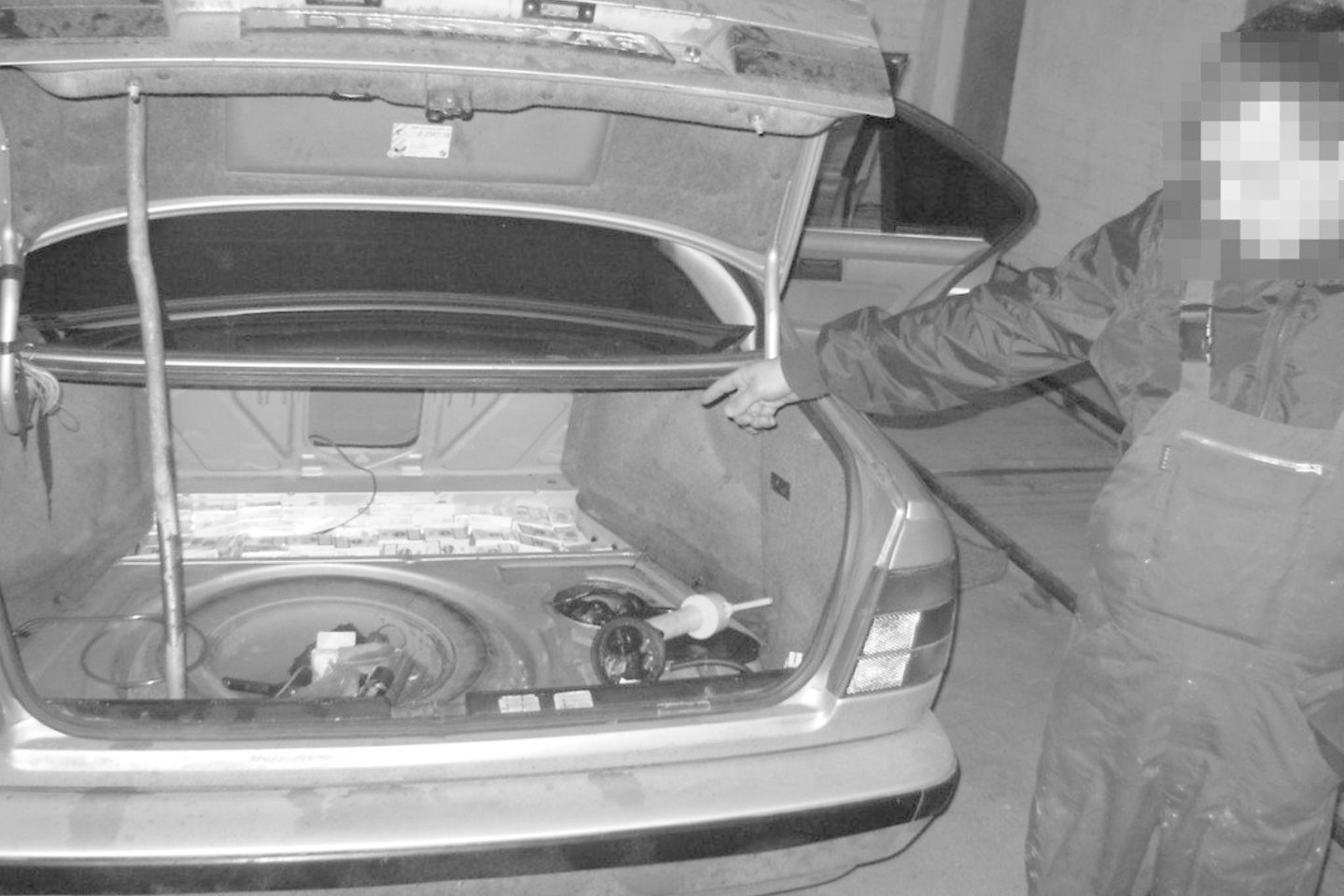 Patikrinimo metu pasieniečiai pastebėjo, kad įvairuose automobilio vietose yra slepiama cigarečių.