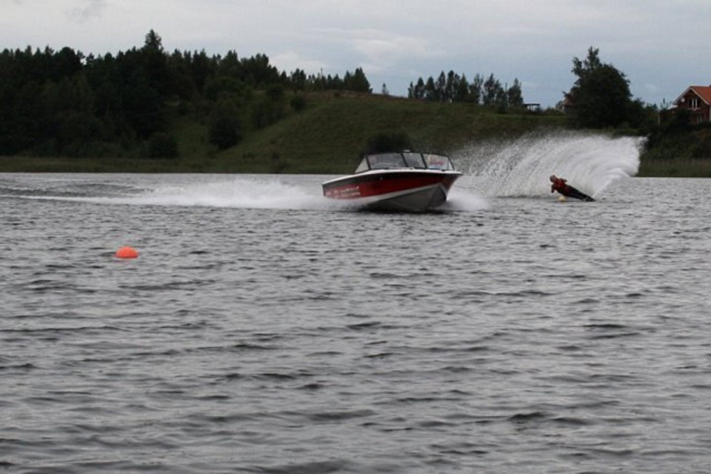 Tačiau nuo 2010 m. kovo vandens slidininkams nebeleidžiama sportuoti Gelužėje, nes jų kateris per daug galingas plaukioti tokio dydžio ežere.