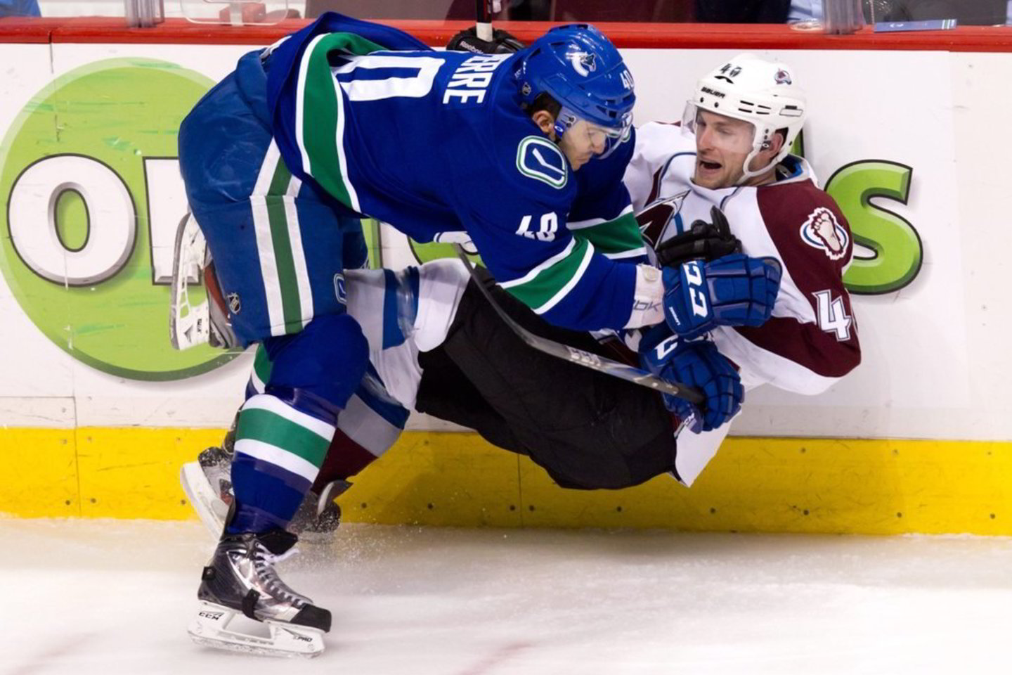 "Canucks" (mėlyna apranga) išplėšė pergalę