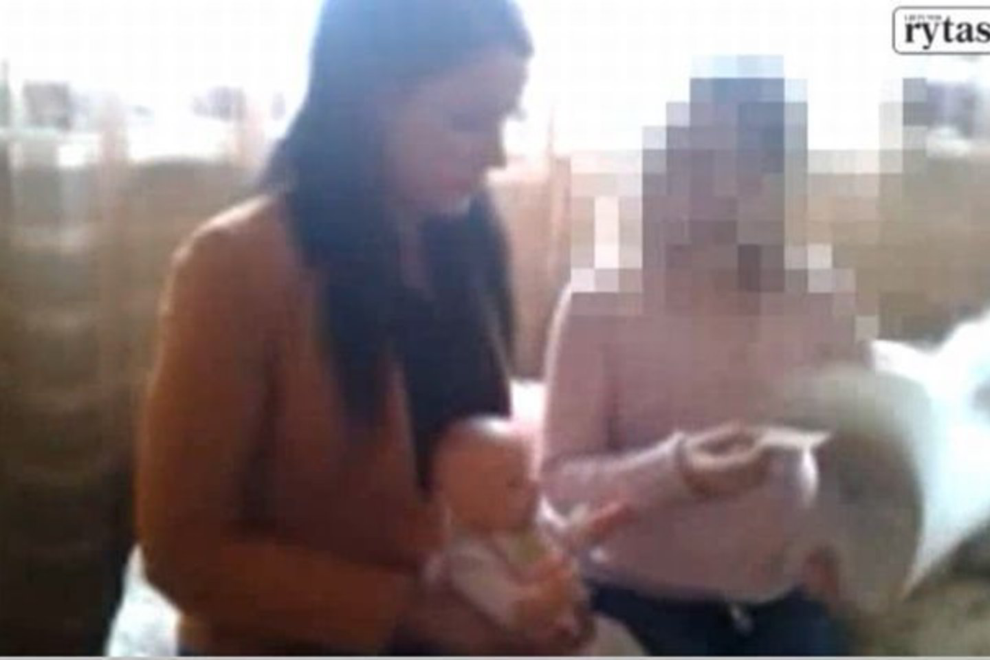 Vaizdo įraše matyti, kaip mergaitė bendrauja su mama.