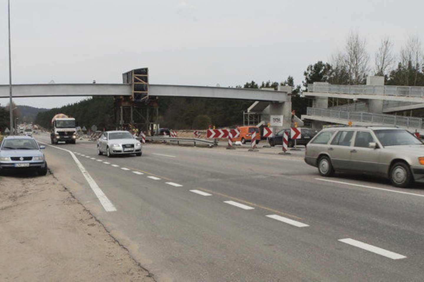 Magistralėje Vilnius – Kaunas po atliktų rekonstrukcijos darbų pagerėjus eismo sąlygoms, ties Grigiškėmis padidintas leistinas greitis lengviesiems automobiliams nuo 70 iki 100 km/val.