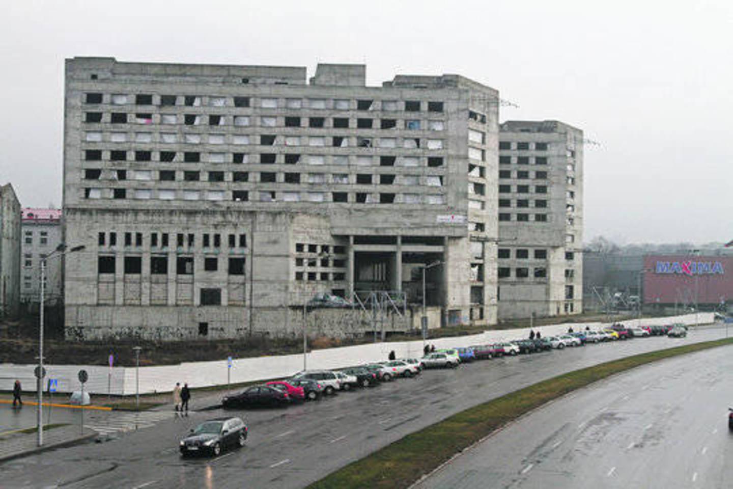 1988 metais pradėtas statyti „Respublikos“ viešbutis iki šiol merdi.