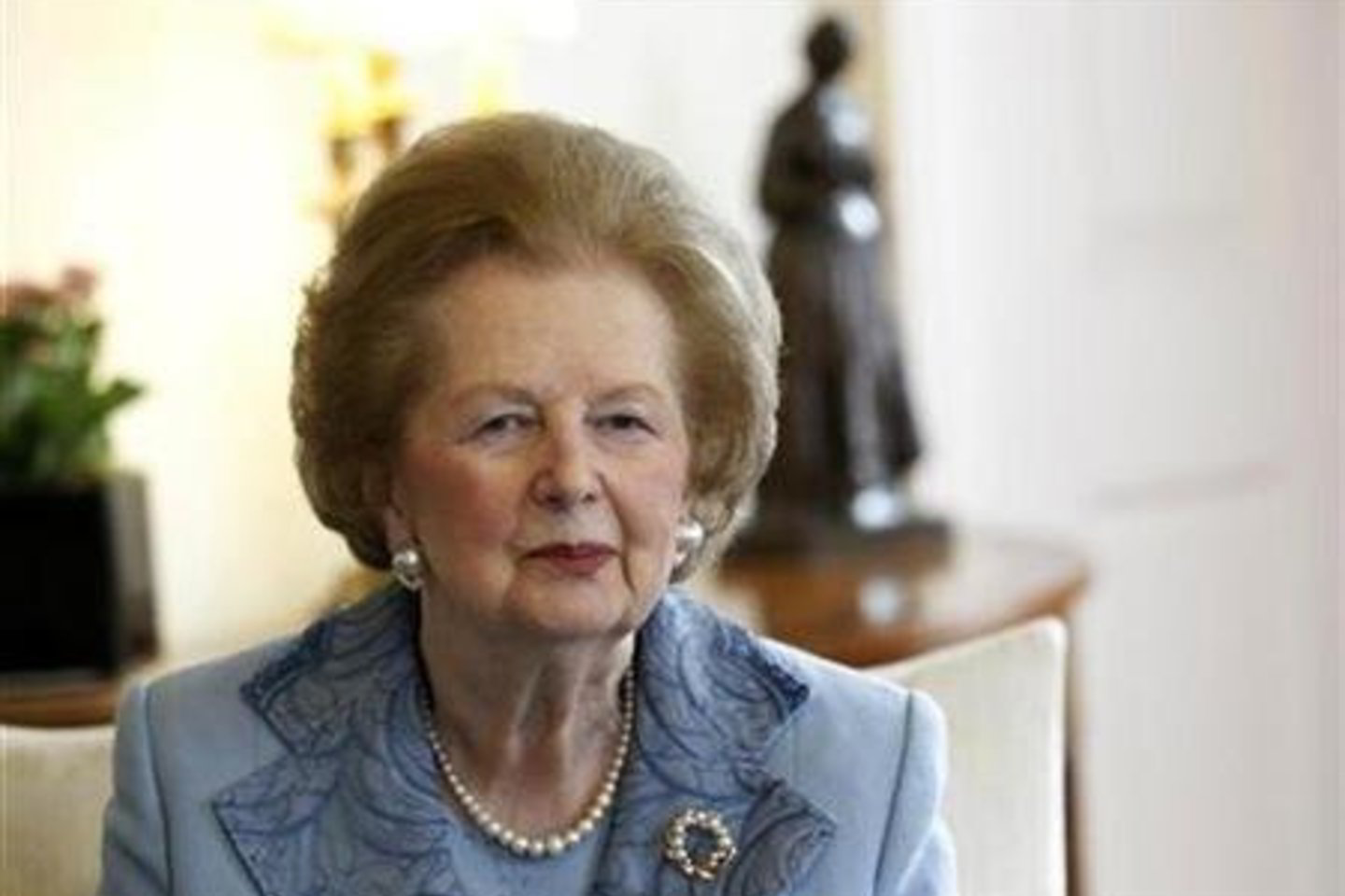 Margaret Thatcher jau aštuonerius metus kenčia nuo senatvinės silpnaprotystės ir pamiršta įvairius politikos ir asmeninio gyvenimo faktus.