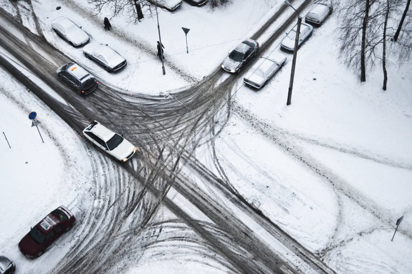Sekmadienio rytą rytinėje šalies dalyje snyguriavo, Alytaus apskrityje pustė pažeme.