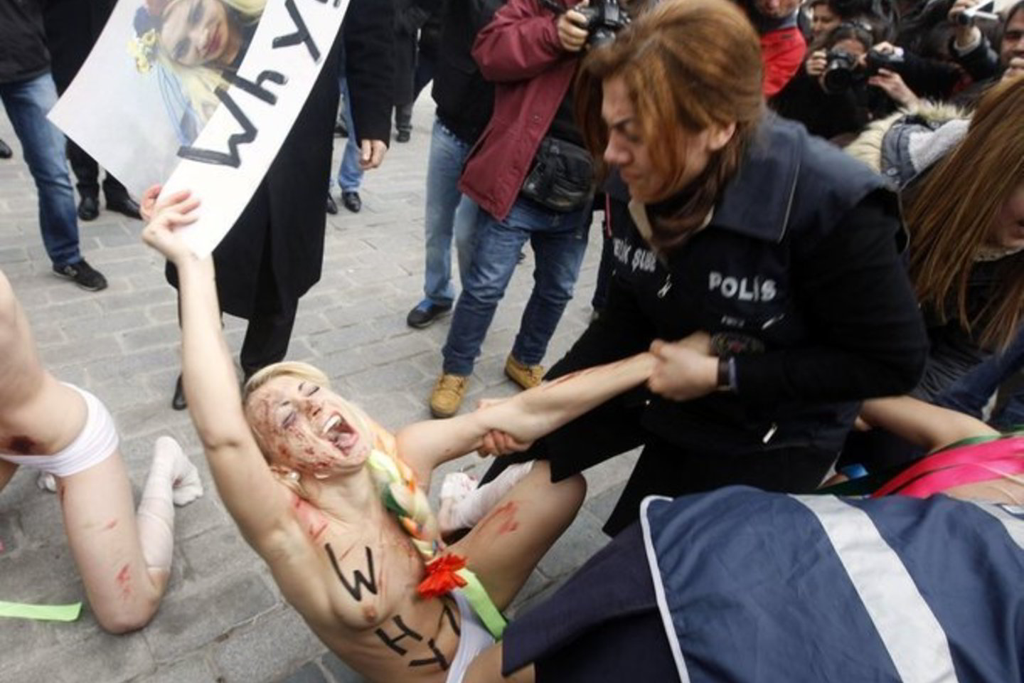 Atskirą pasirodymą salono klientams surengs pasaulyje išgarsėjusios Ukrainos nuogalės „Femen“ – šios protestuotojos jau piktinasi, kad iki šiol niekas jų nepakvietė apsilankyti Lietuvoje!
