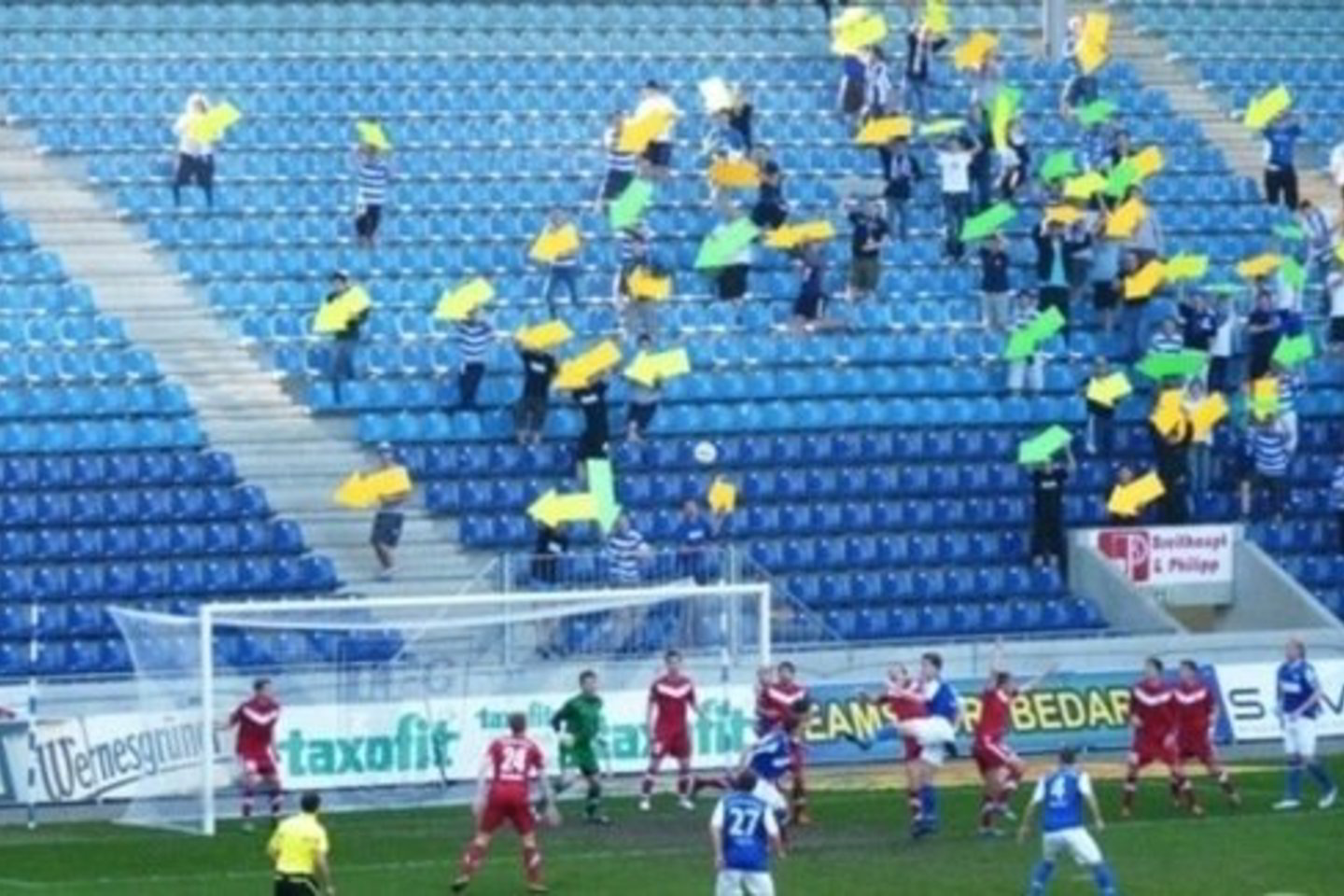 Prieš mačą su „Berliner AK 07“ grupė sirgalių pasidarė spalvotas rodykles, kurias, nuo kamuolio būvimo vietos aikštėje, nukreipdavo į varžovų vartus.
