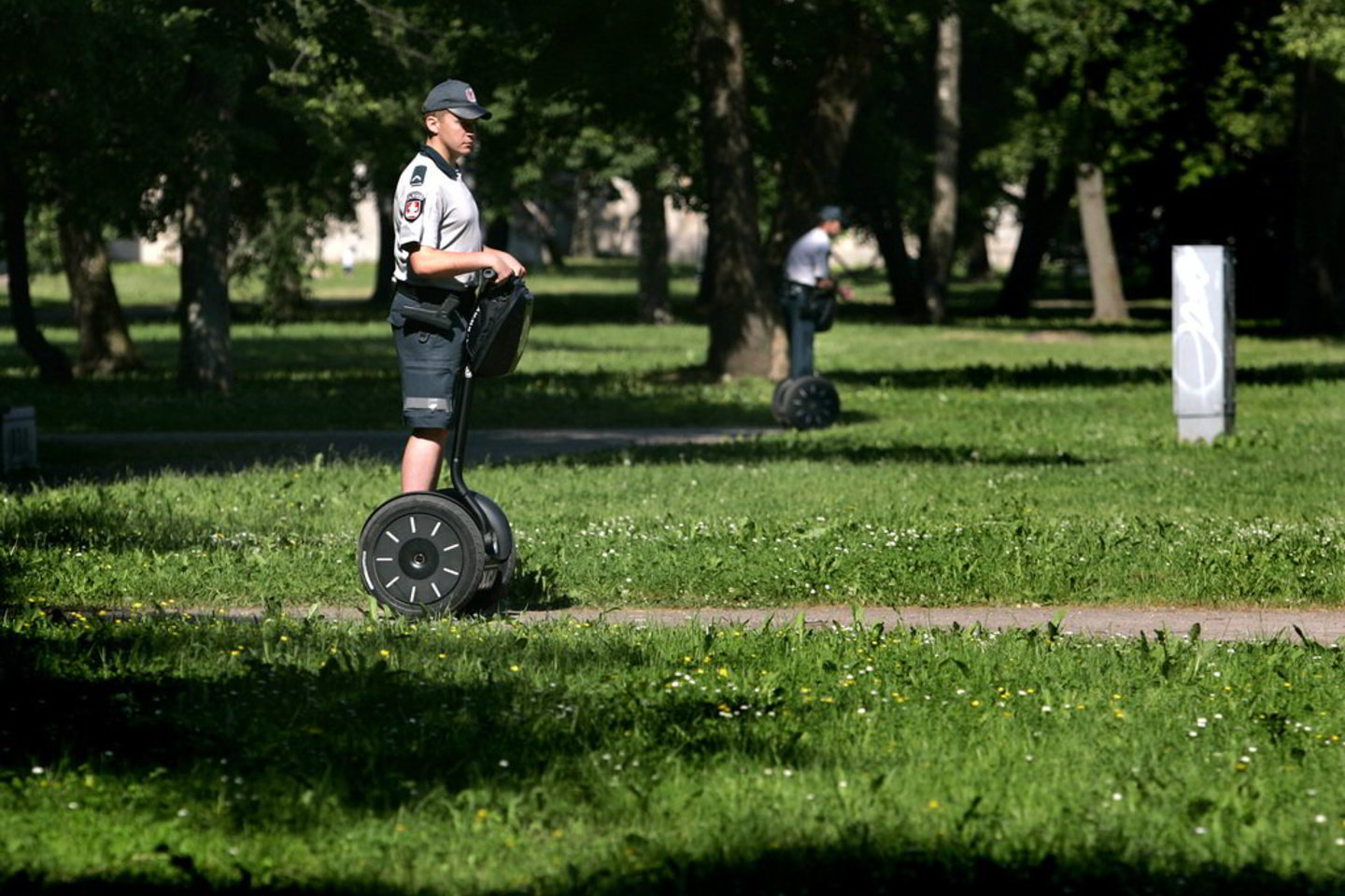 Pareigūnai stos ant riedžių.