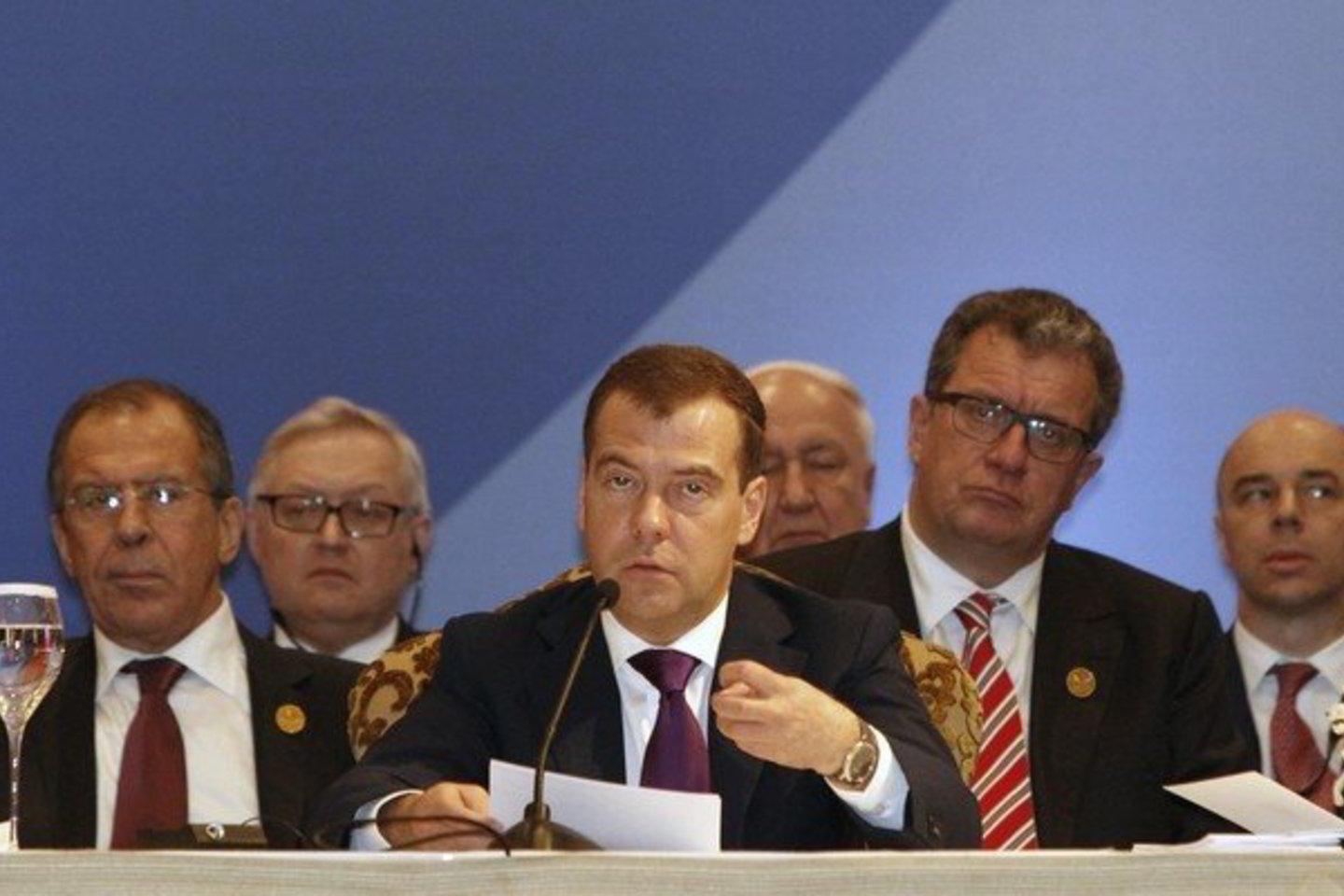 "Prezidentas D. Medvedevas kreipsis į opoziciją, kurios atstovai tyliai klausysis jo kalbos“, - įsitikinęs opozicijos lyderis.