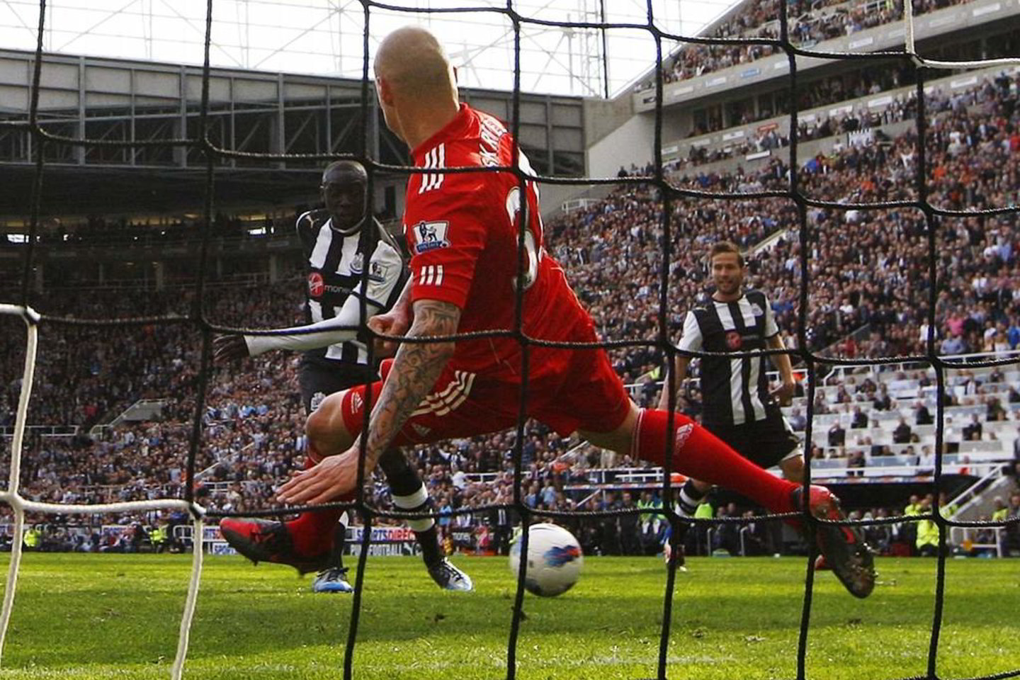 Po antrojo įvarčio „Newcastle“ futbolininkai dominavo aikštėje ir neleido svečiams sukurti nieko pavojingesnio. 83-ąją minutę Jamesas Perchas išprovokavo neleistiną „Liverpool“ vartininko P. Reina žaidimą ir šiam buvo parodyta raudona kortelė.