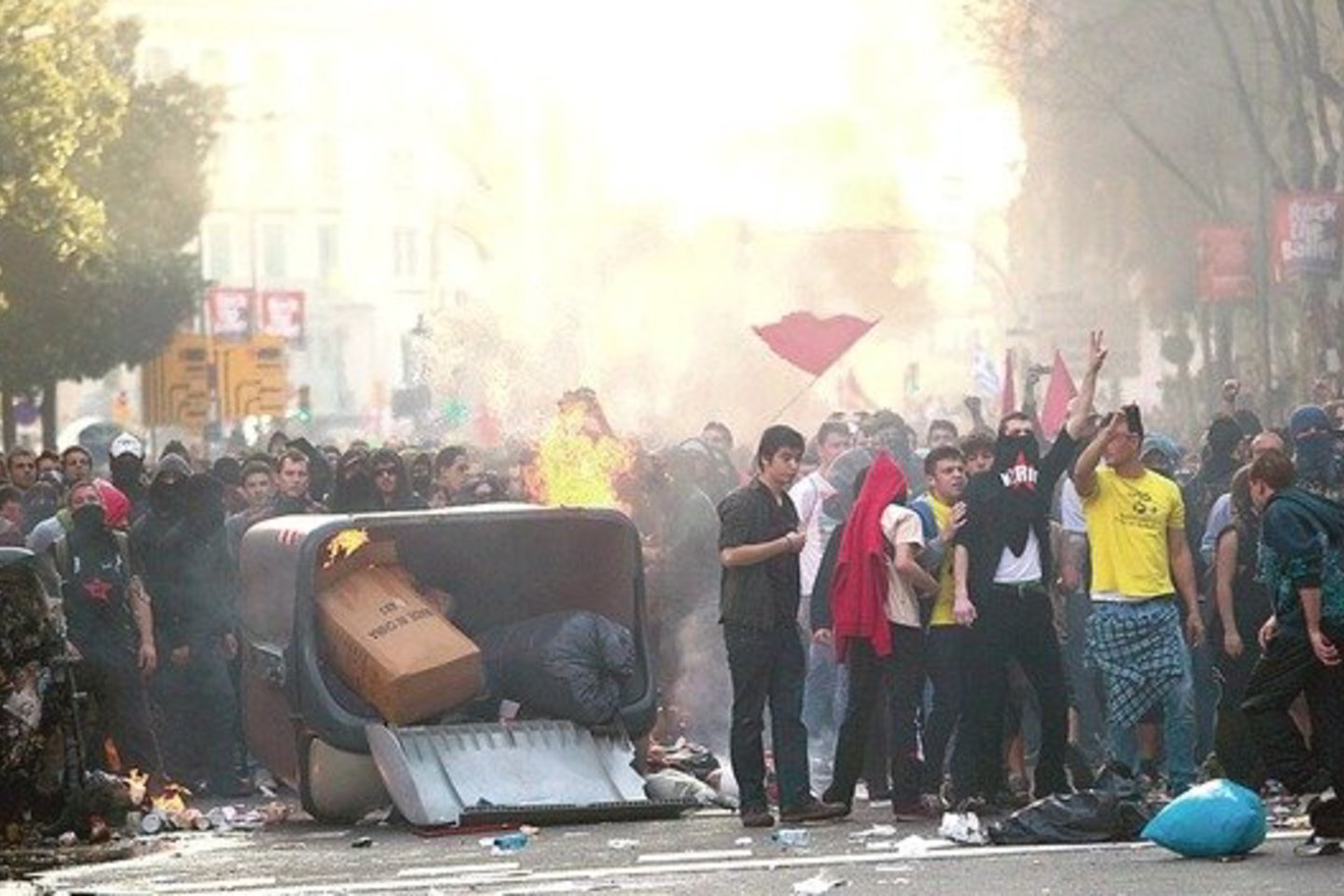 Nevilties apimtų ispanų protestai prieš vyriausybės siūlomą darbo reformą praėjusią savaitę virto netramdomomis kruvinomis riaušėmis. Tačiau šalies premjeras M.Rajoy kol kas neketina atsitraukti.