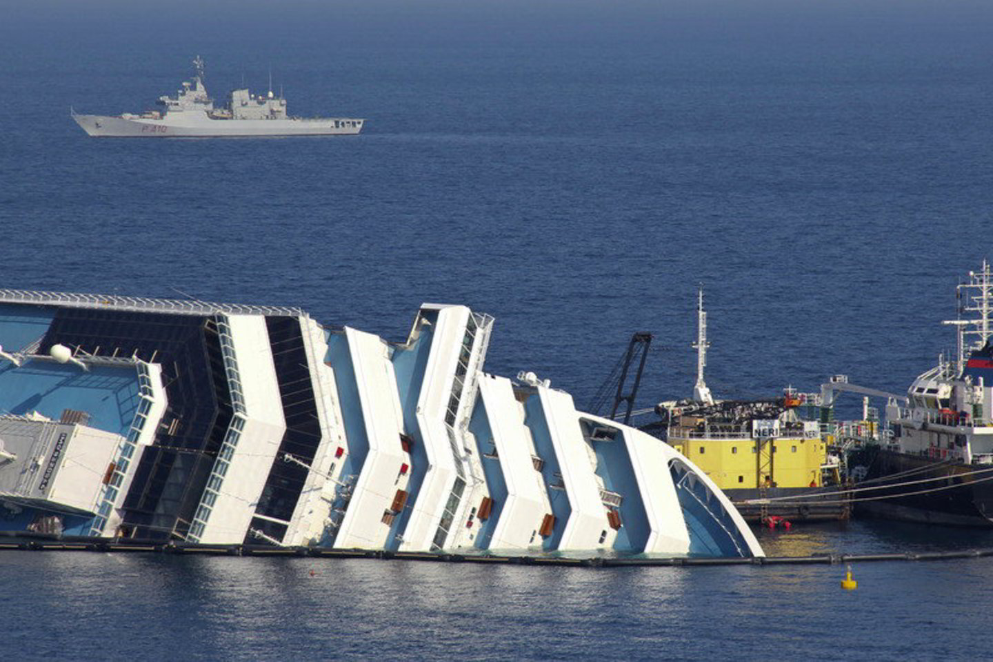 Prie Italijos Džiljo salos katastrofą patyręs kruizinis laineris „Costa Concordia“ liks čia dar metus.