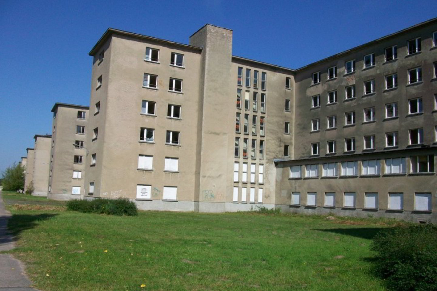 Vokietijos Riugeno saloje stūksančiame statinių komplekse bus įrengta 400 paprastesnių kambarių ir 400 apartamentų.