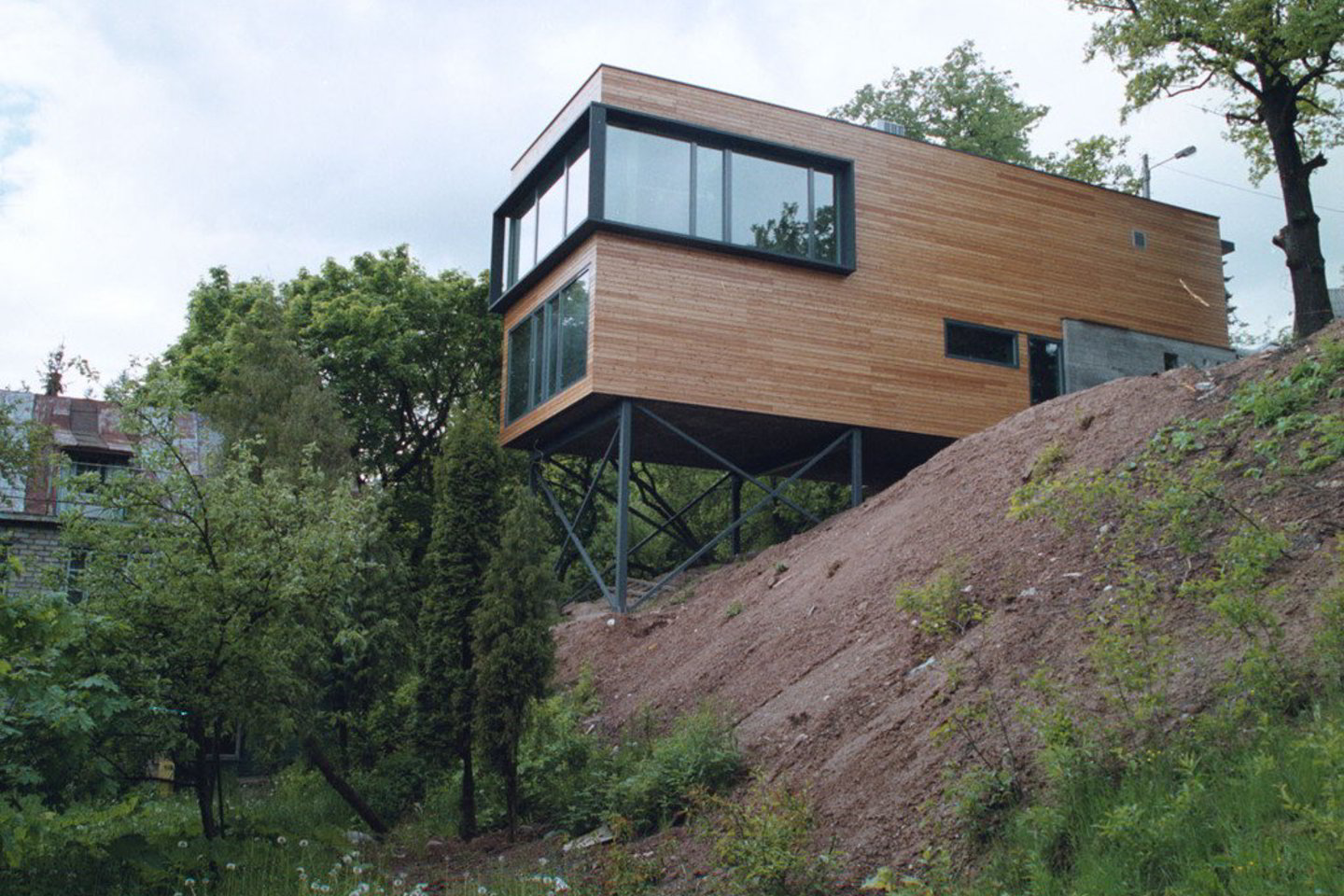 Ant skardžio pakibęs namas yra bene pirmoji kalnuotųjų kraštų architektūros kregždė Lietuvoje.