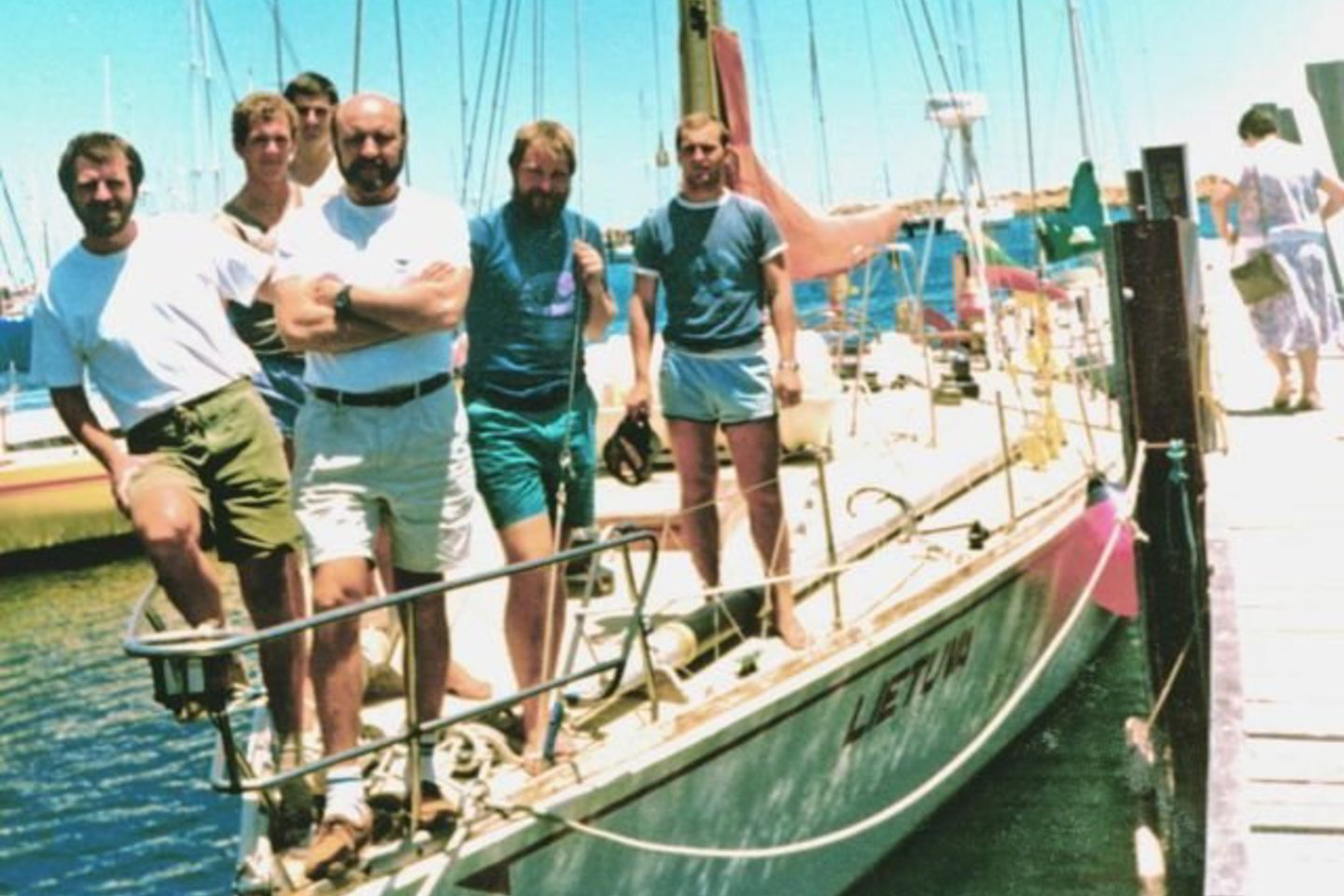 Pirmojo žygio aplink pasaulį įgula Australijos Perto uoste.