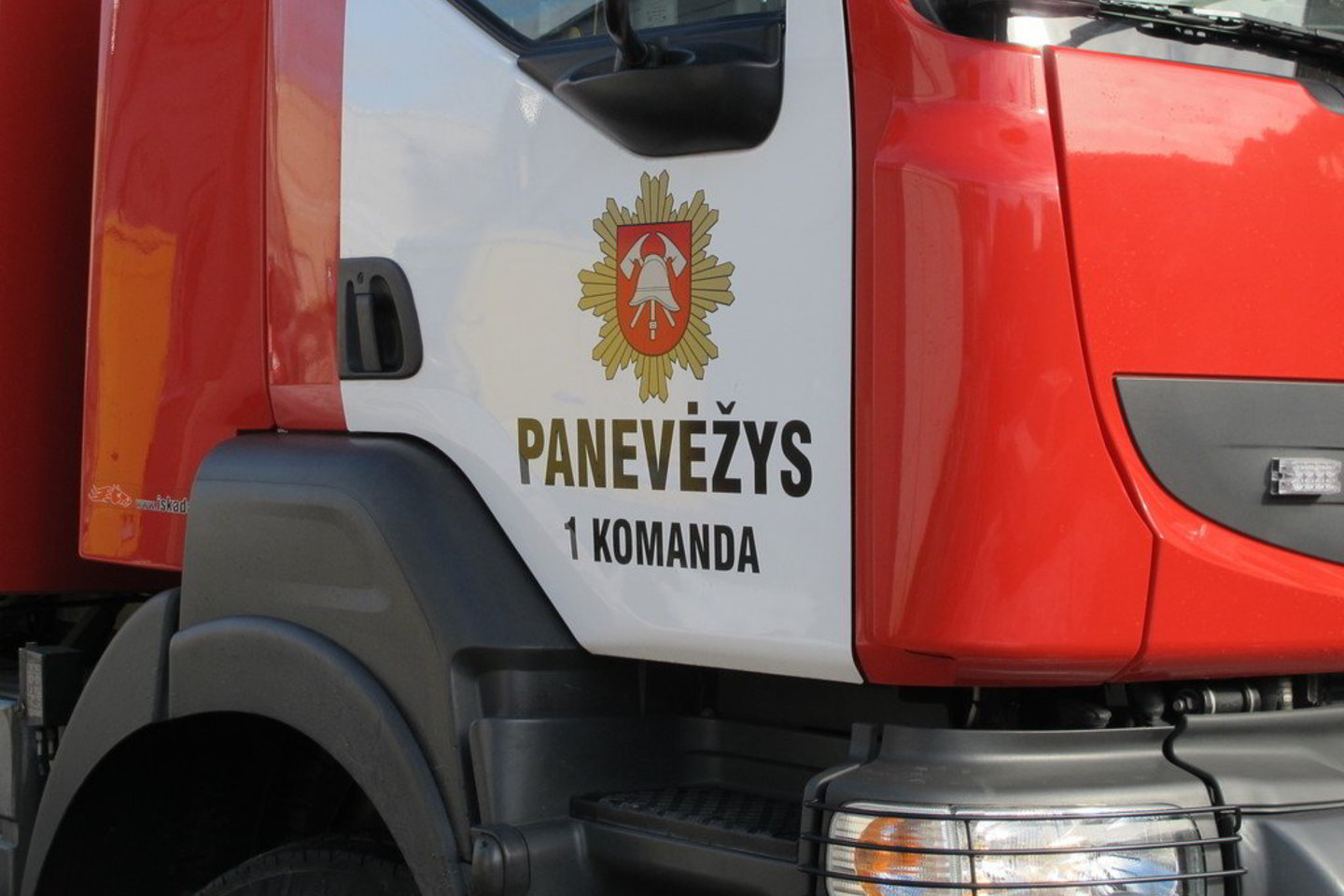Panevėžio ugniagesiai specialia įranga pakėlė presą ir sužeistą žmogų ištraukė, tačiau ligoninėje jis mirė.