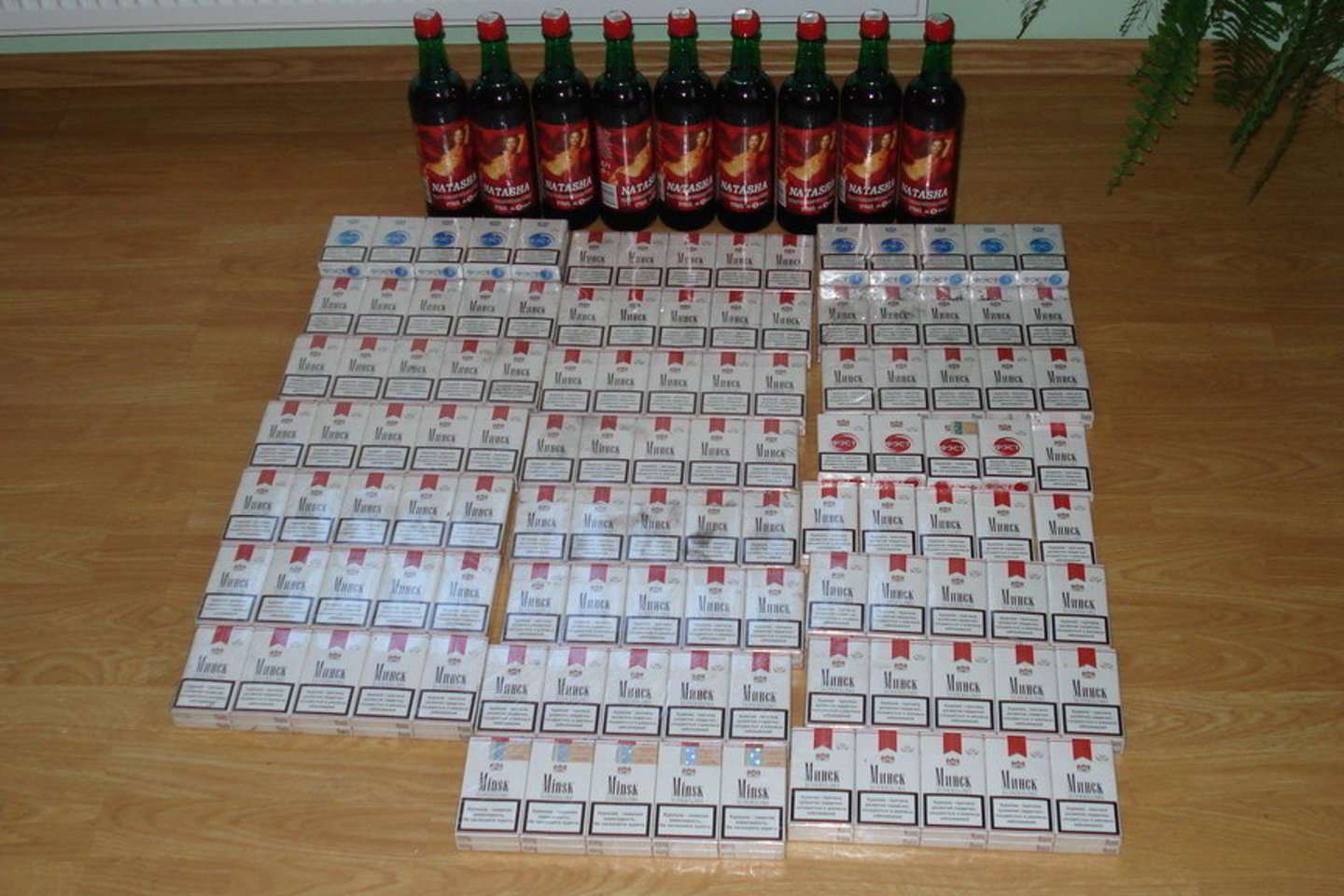 Vyro namuose pareigūnai rado ir paėmė 220 pakelių kontrabandinių cigarečių „Fest“ ir „Minsk“ bei 9 butelius vyno.