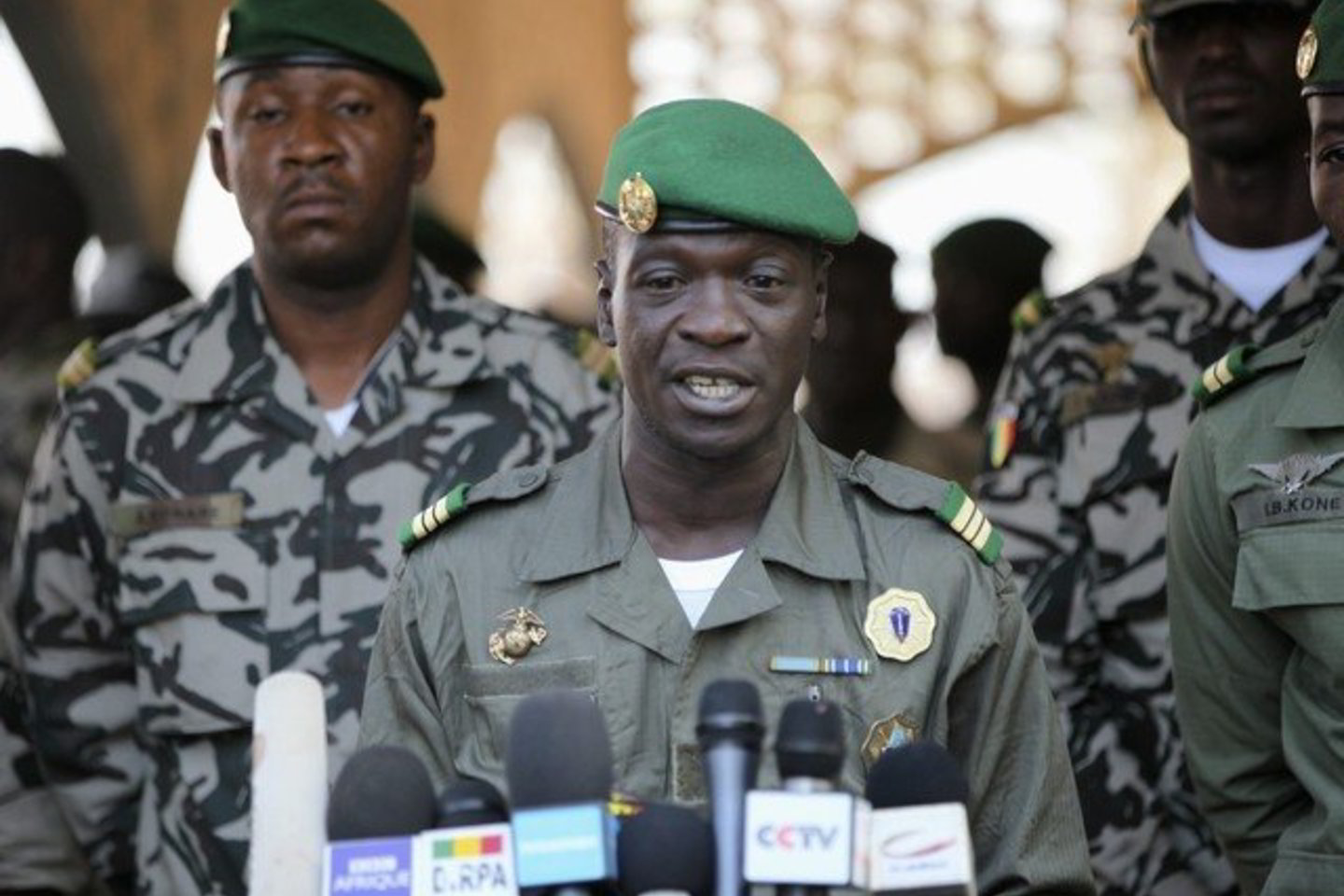 Maištaujančių karių vadeivą Amadou Sanogo.
