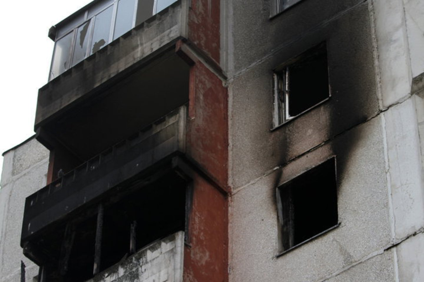 Per Kauno Šilainių mikrorajono Baltų prospekto 27-ajame name kilusį gaisrą vienas žmogus žuvo, 11 atsidūrė Kauno klinikose.