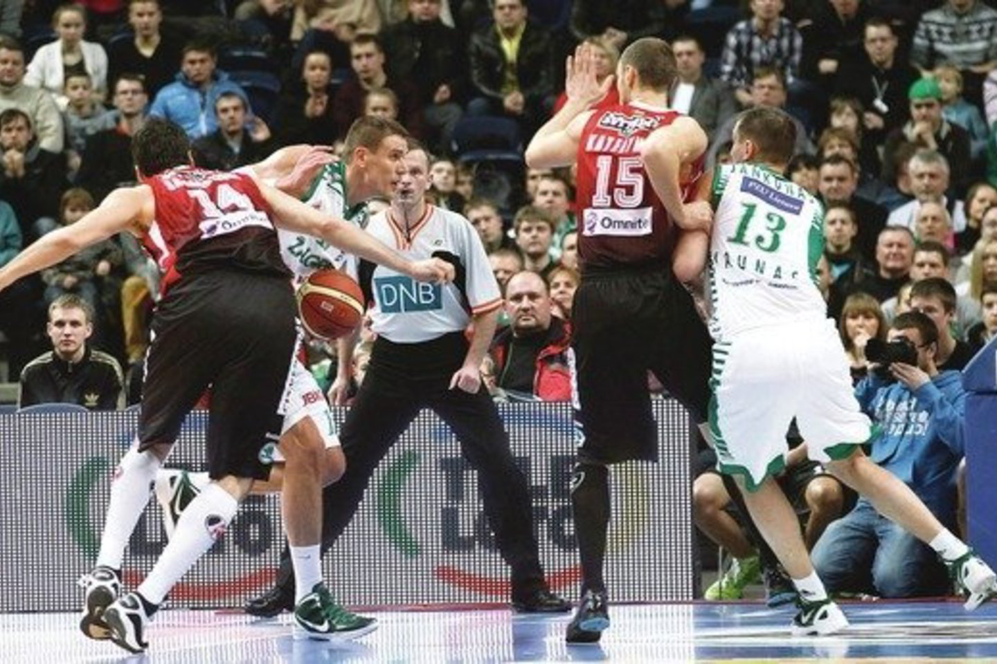 Pirmąsias šio sezono rungtynes LKL čempionate tarp „Lietuvos ryto” ir „Žalgirio” komandų Vilniuje 82:72 laimėjo kauniečiai.
