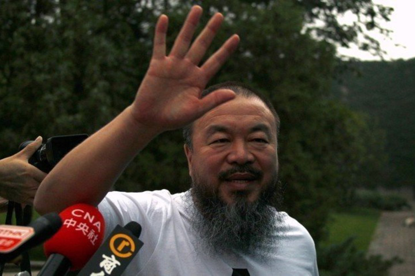 Prieš savo areštą Ai Weiwei supykdė valdžią, aiškindamasis mokyklų pastatų griūties per 2008 metais Sičuane įvykusį žemės drebėjimą priežastis.
