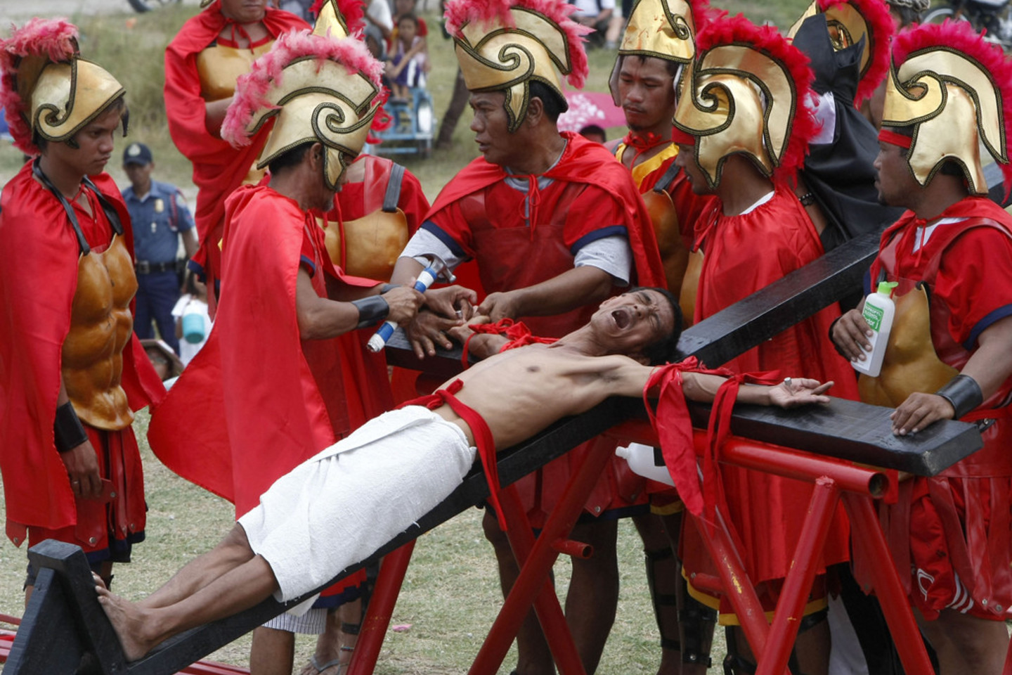Filipinuose Didysis penktadienis tradiciškai paminėtas kruvinomis nukryžiavimo ceremonijomis.