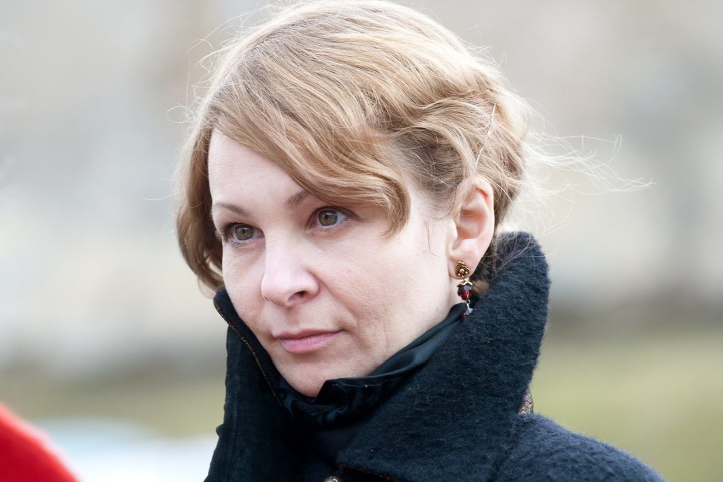 V. Štenger sako, kad Mundis pačiais įvairiausiais būdais bando pakenkti jųdviejų santykiams ir siekia, kad mama su sūnumi bendrautų kuo mažiau.