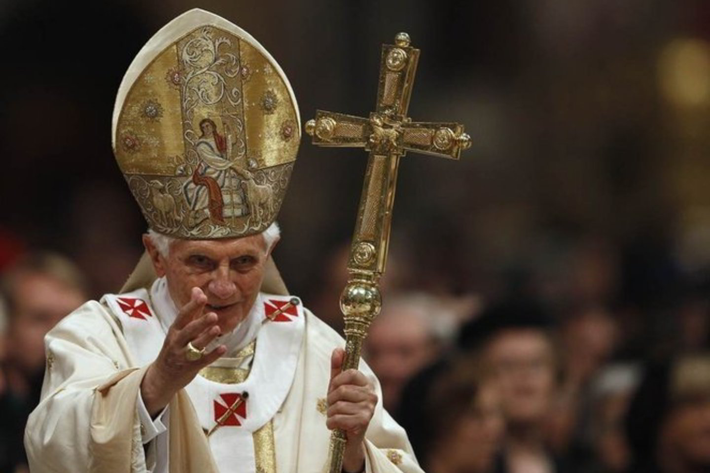 Popiežius Benediktas XVI šeštadienio vakarą drauge su tūkstančiais tikinčiųjų dalyvavo Velyknakčio liturgijoje.