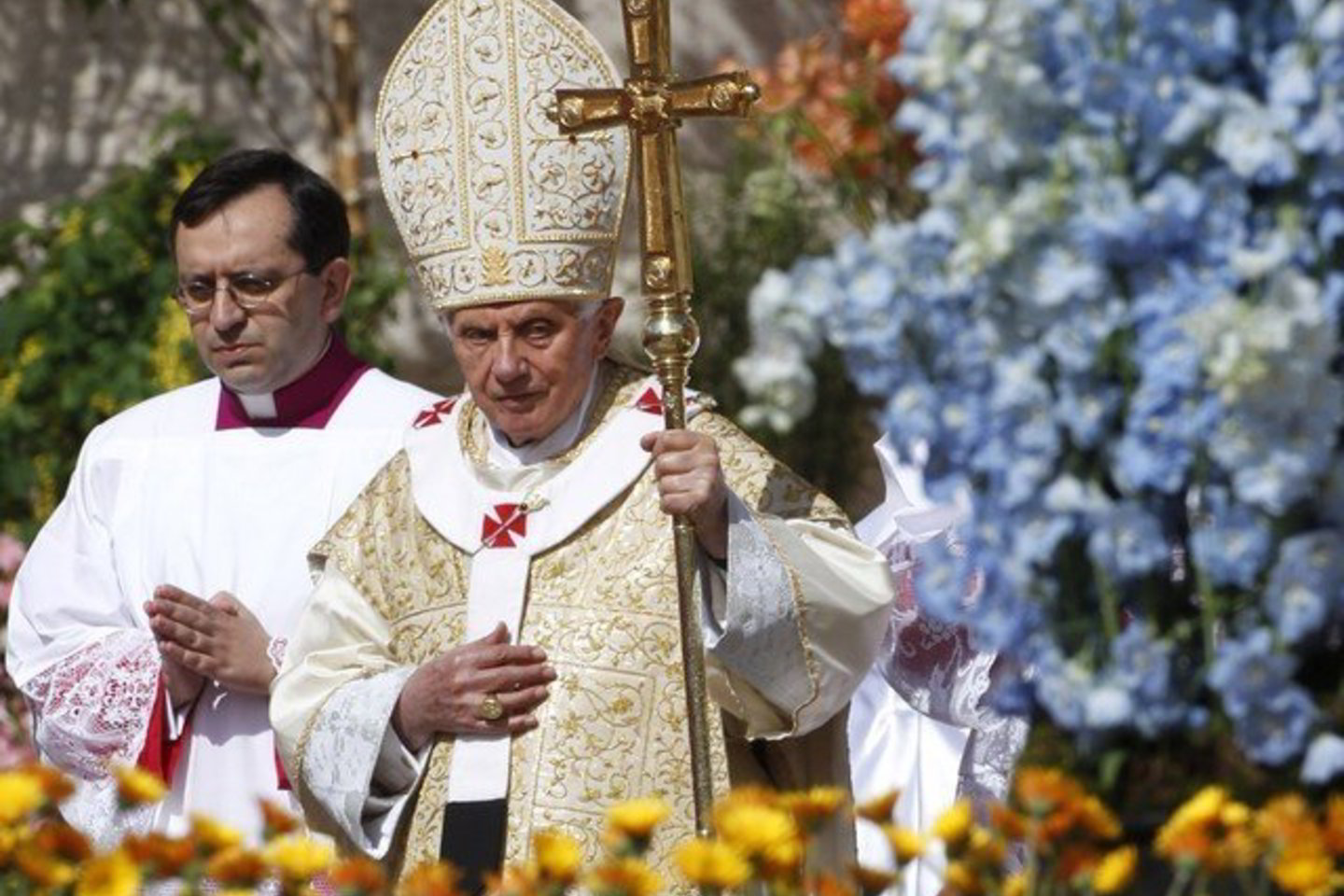 Šventines mišias ant Šv. Petro bazilikos laiptų laikęs popiežius Benediktas XVI kalbėjo užkimusiu balsu ir atrodė pavargęs.