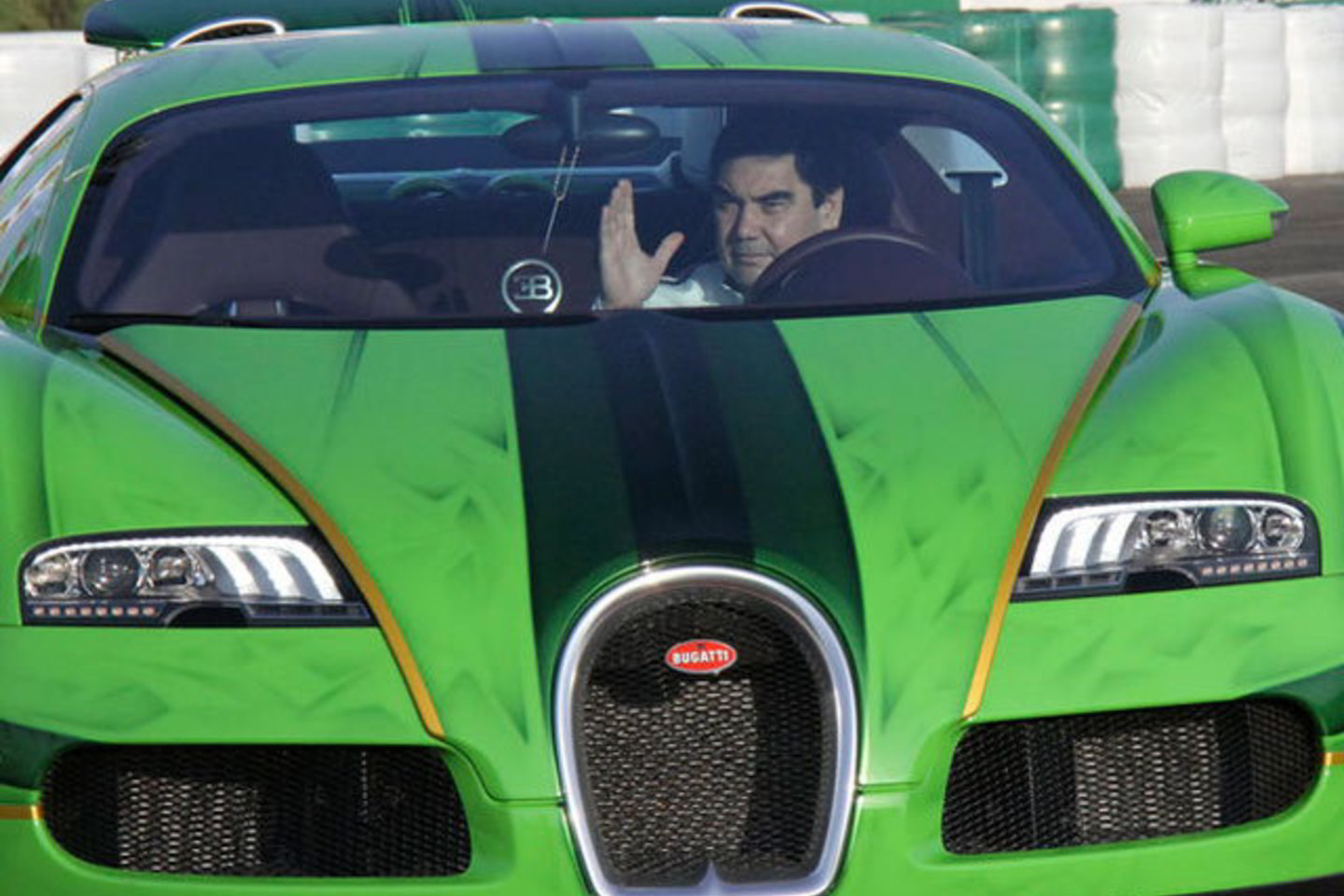 Turkmėnijos prezidentas į lenktynių atidarymą atvyko žaliu "Bugatti Veyron", kainuojančiu per 1 milijoną eurų.