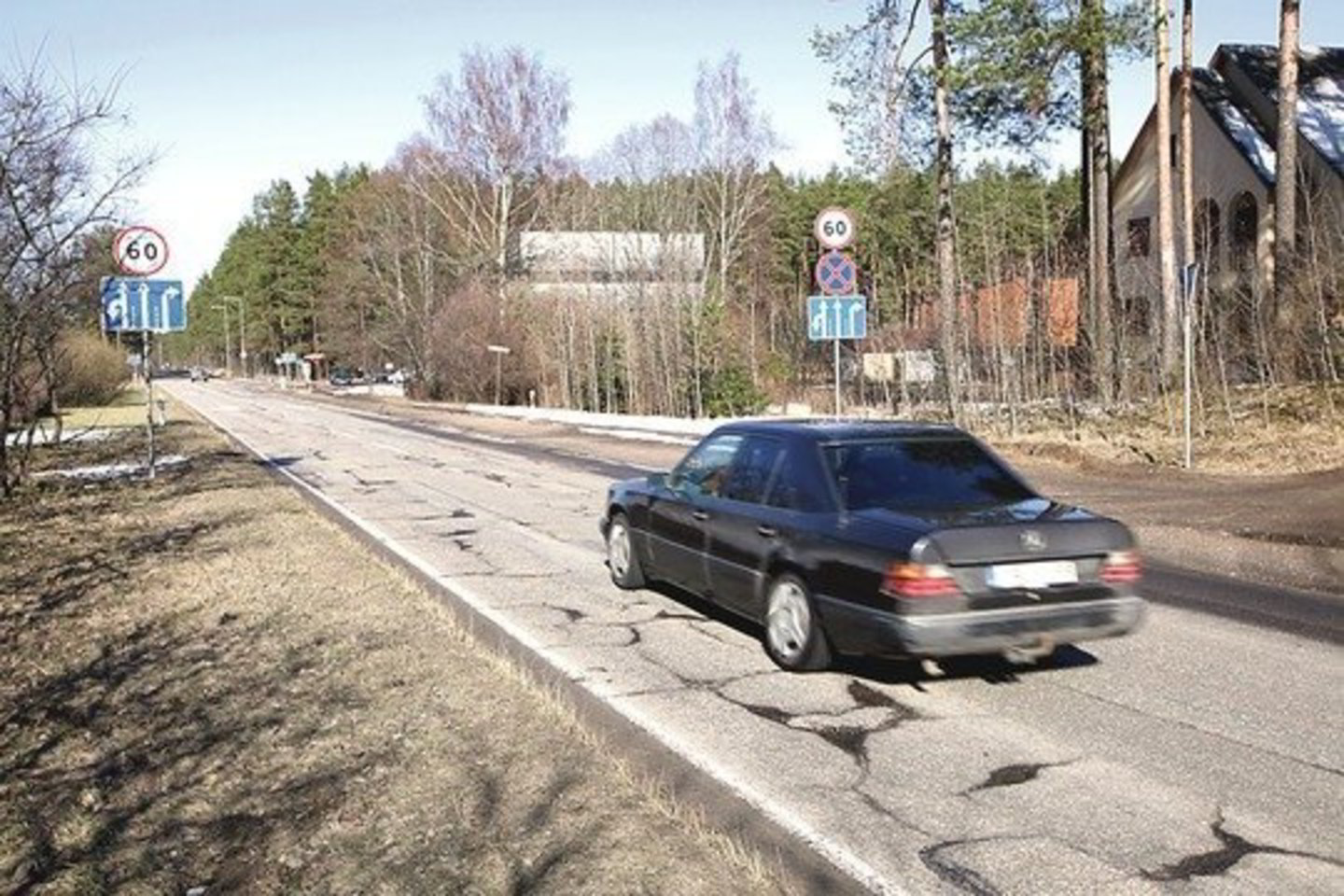 Nemenčinės plento danga kasmet vis prastėja. O šį pavasarį duobių tvarkdariai net nemėgino užlopyti, tad vairuotojų čia laukia kliūčių ruožas.