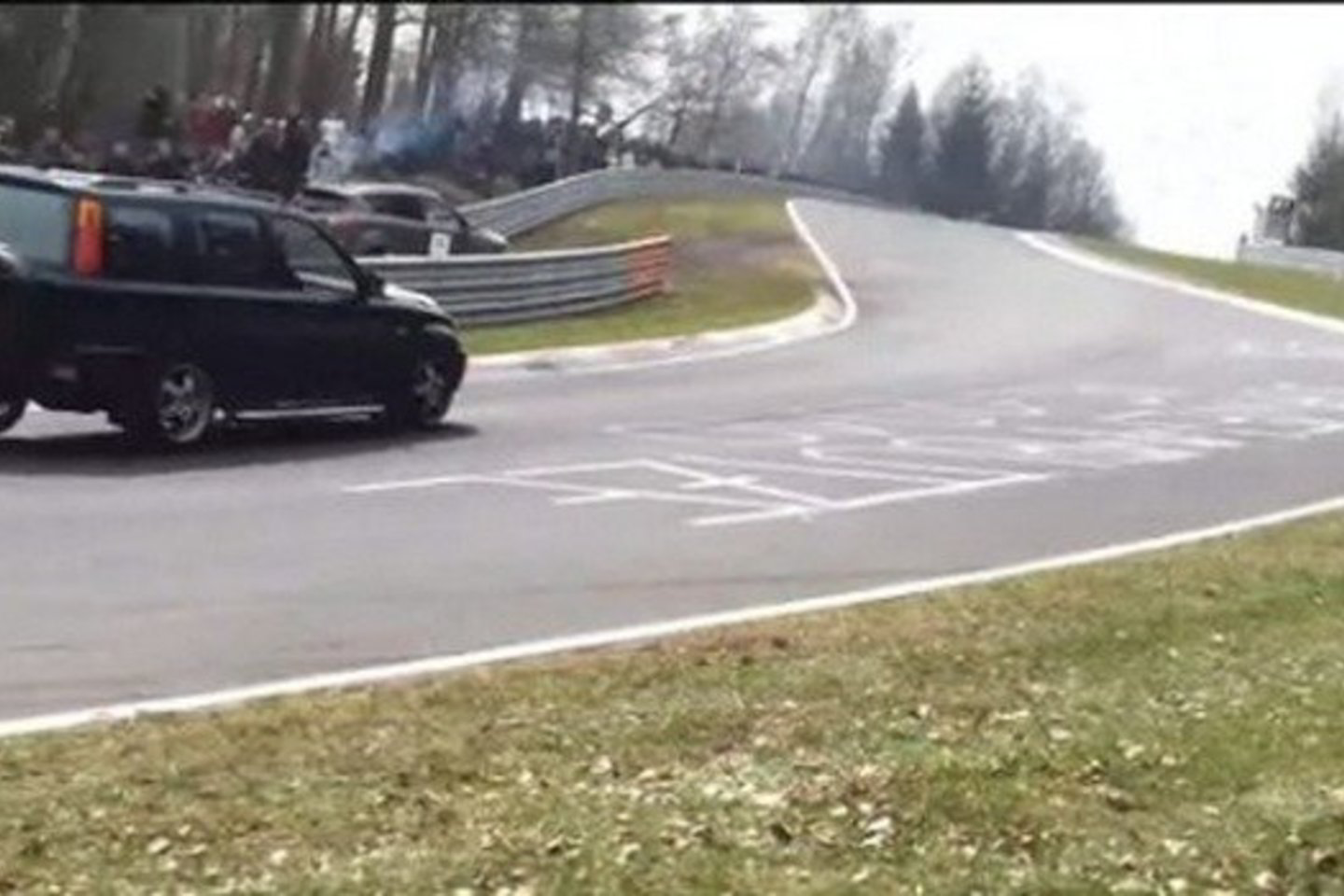 „Honda CR-V“ vairuotojas padarė klaidą išvažiuodamas iš garsiojo "Eiskurve" posūkio ir kelis sykius vertėsi.