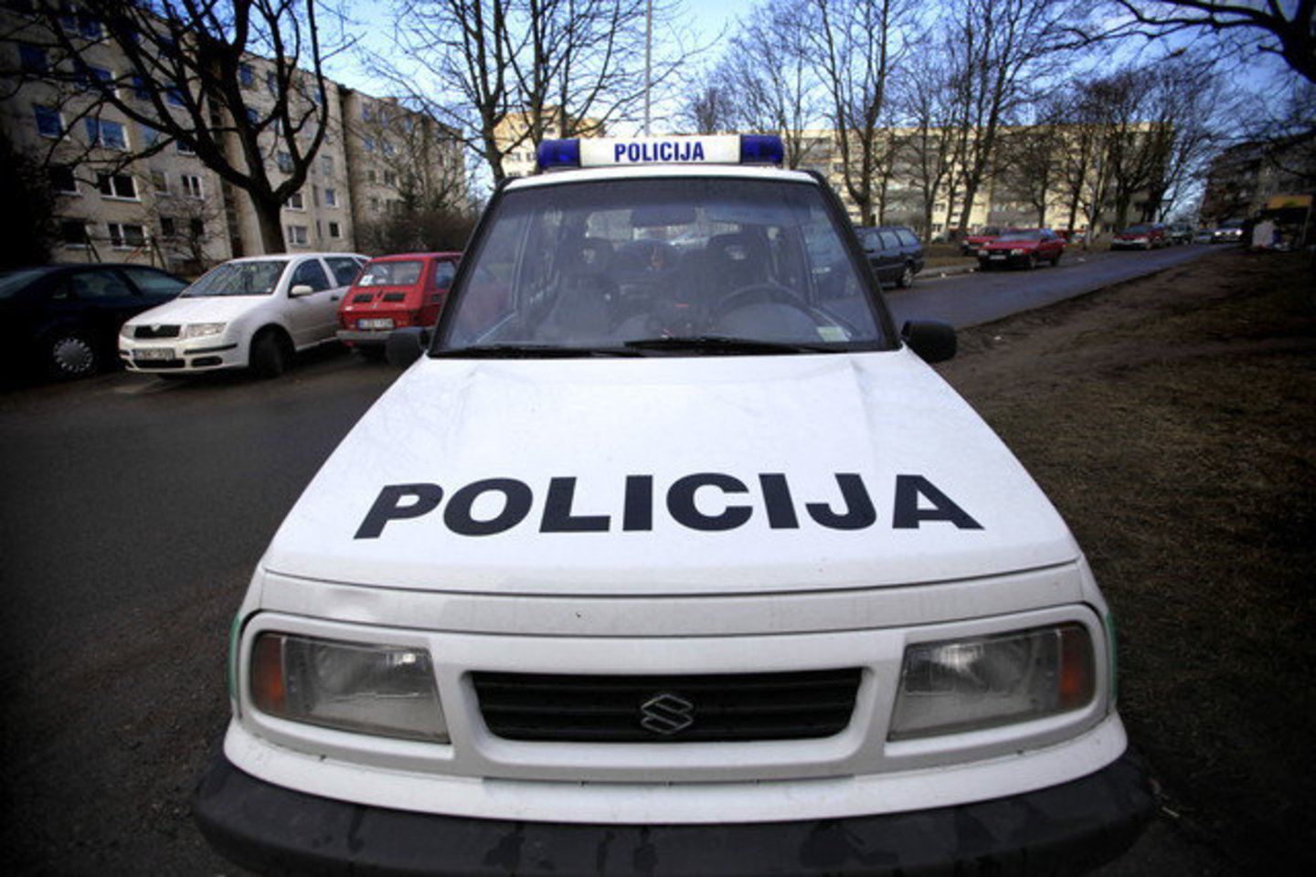 Policijos pareigūnai įsibrovėlių kol kas nesurado.