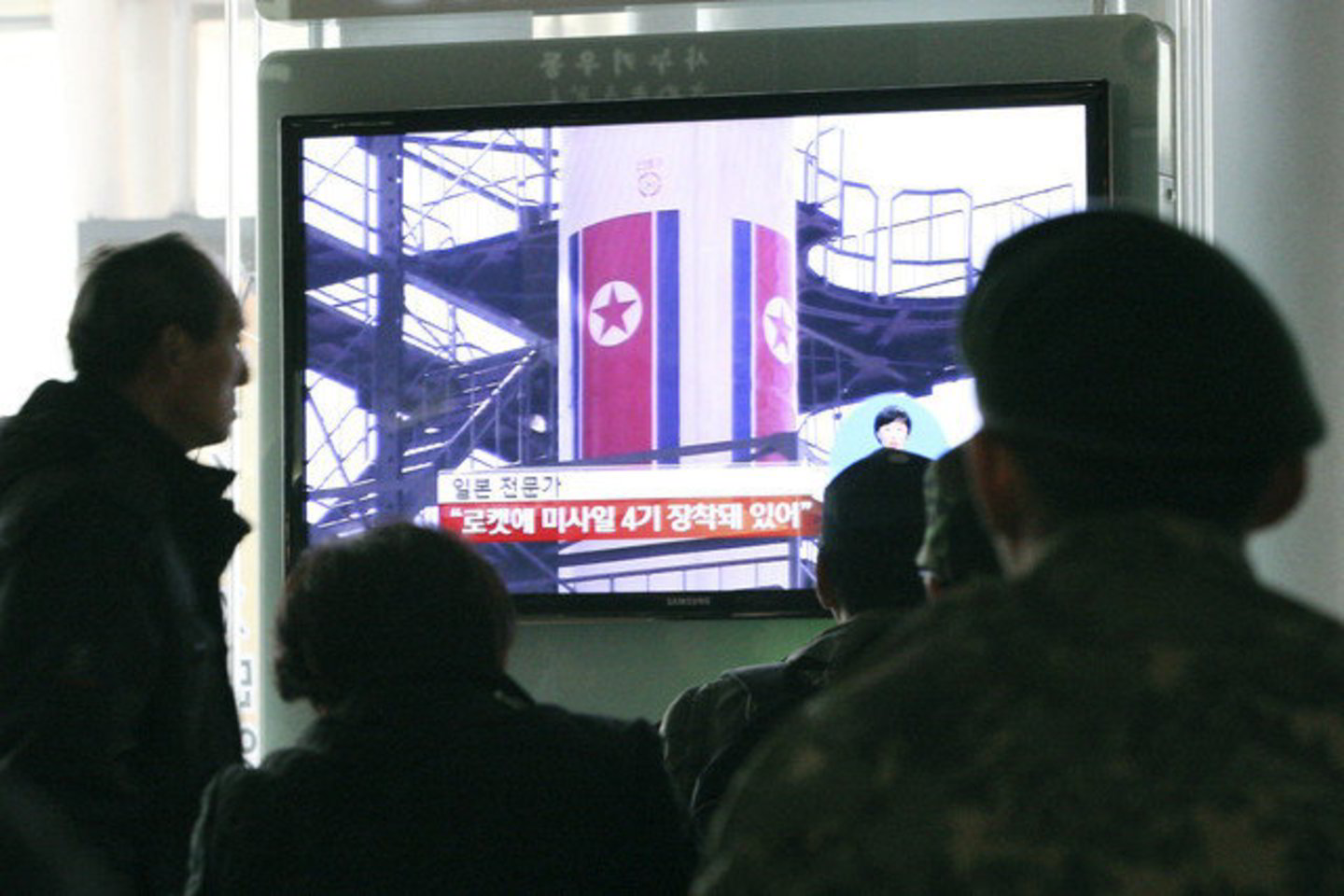 Filipinų pareigūnai taip pat paskelbė apie neskraidymo zoną ir įspėjo laivybos kompanijas teritorijoje, kur turėtų nukristi raketos nuolaužos.