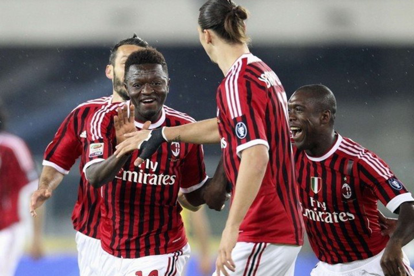 Milano futbolininkai sveikina įvartį pelniusį S. Muntari (kairėje).