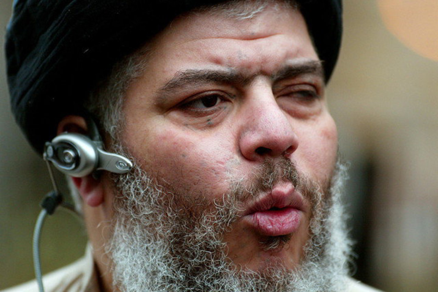 Abu Hamza al-Masri 2004 metais darytoje nuotraukoje.