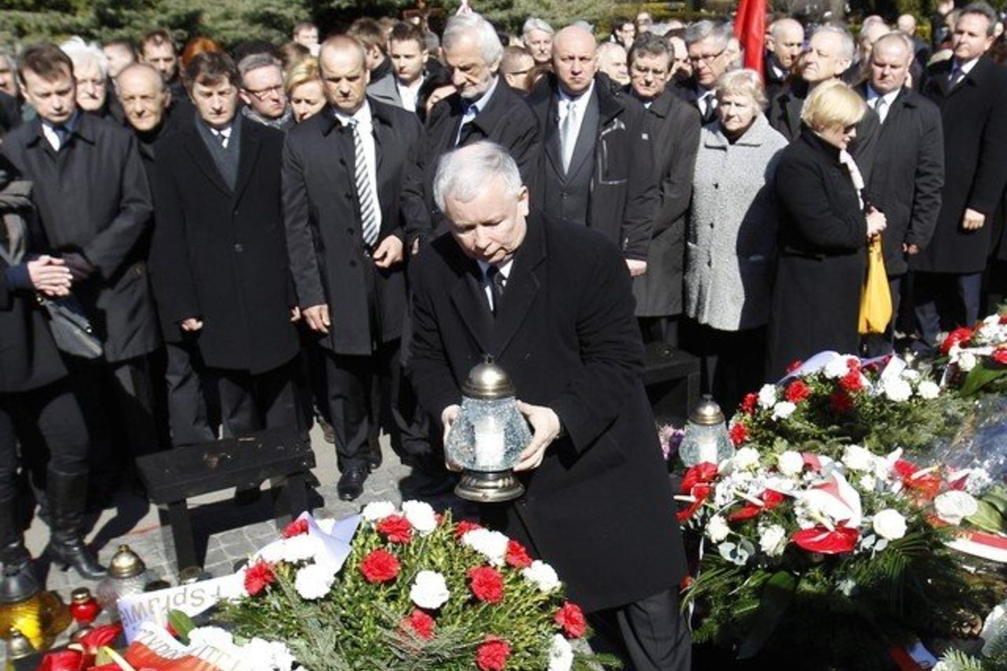 Kapinėse susirinko lėktuvo avarijos aukų giminaičiai. Vienas jų - žuvusio Lenkijos prezidento brolis dvynys Jaroslawas Kaczynskis.