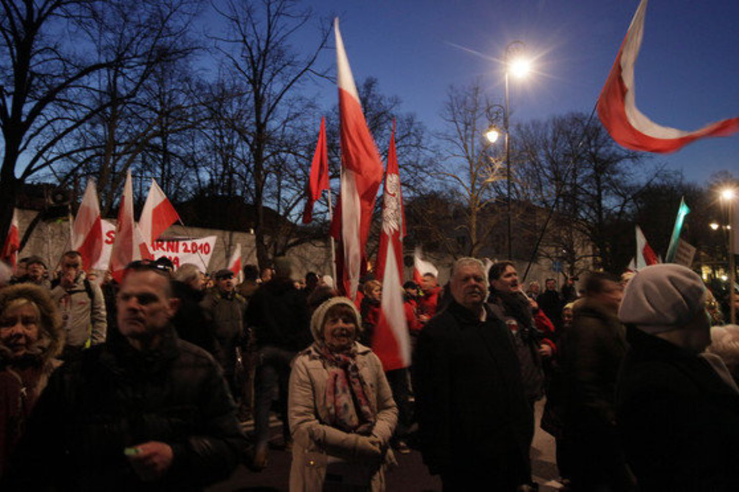 Lenkai rinkosi protestuoti prie Rusijos ambasados Varšuvoje.