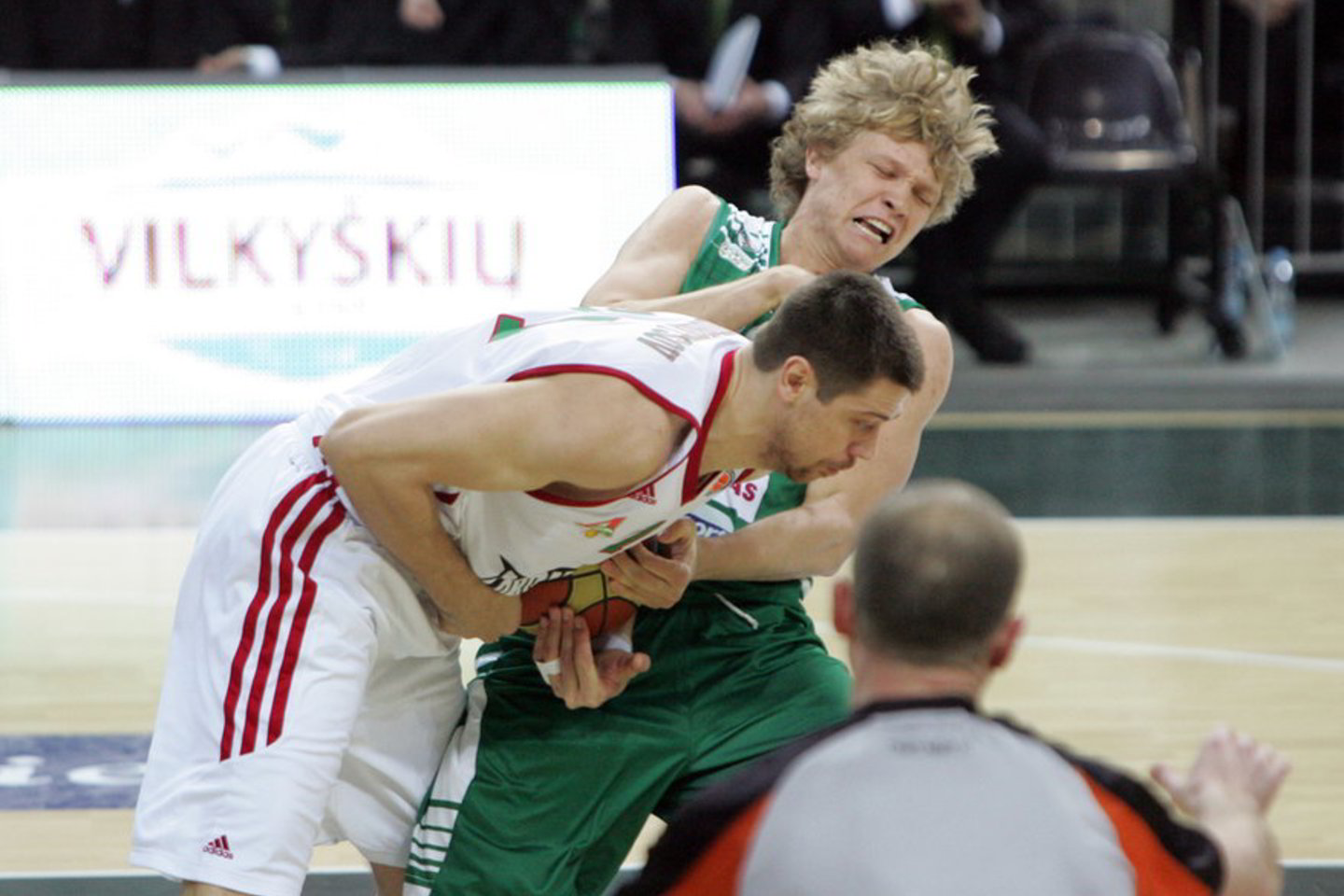 "Žalgiris" savo tvirtvėje kaip įmanydamas priešinosi "Lokomotiv" ekipai (balta apranga)
