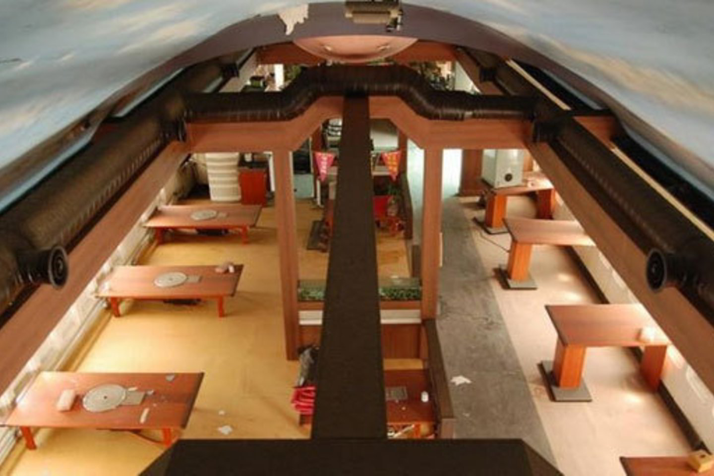 Norėdami įkurti šį restoraną, statybininkai supjaustė seną lėktuvą „Boeing-747“. Po to jis dalimis buvo pervežtas į numatytą vietą, kur ir surinktas, išsaugant visus konstrukcijos elementus.